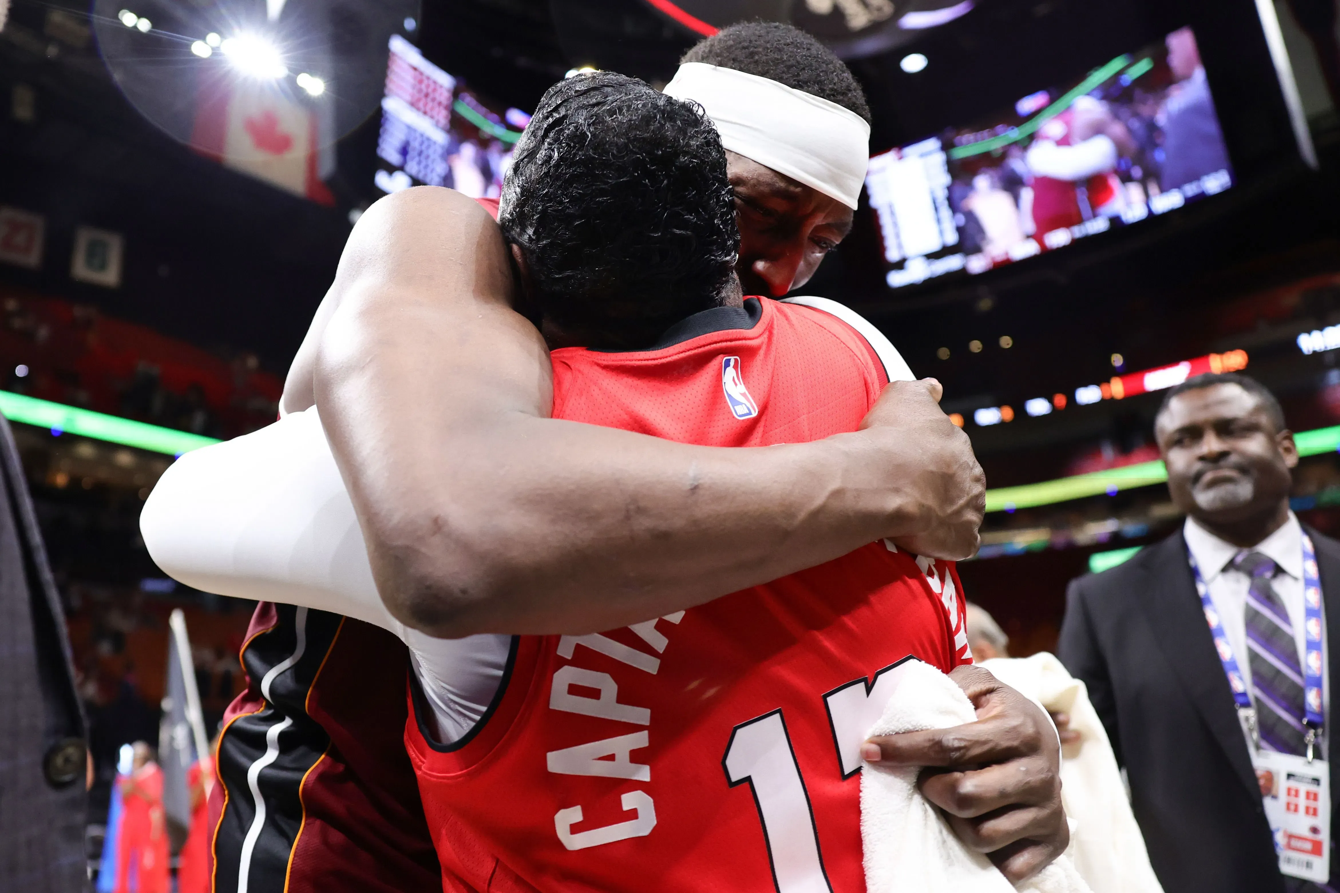 لحظة مؤثرة لبام أديبايو وهو يحتضن والدته بعد تسجيله 83 نقطة في مباراة تاريخية لفريق ميامي هيت ضد واشنطن ويزاردز.