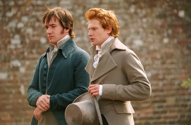 مشهد من فيلم "كبرياء وتحامل" يظهر السيد دارسي وصديقه، حيث يعكسان التوترات الرومانسية في القصة.