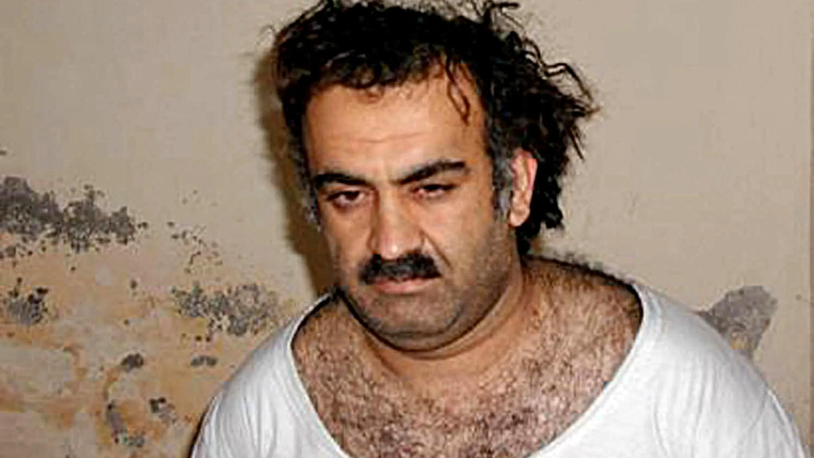خالد شيخ محمد، العقل المدبر لهجمات 11 سبتمبر، يظهر في صورة تعكس حالته أثناء احتجازه، وسط جدل حول صفقة إقرار بالذنب.