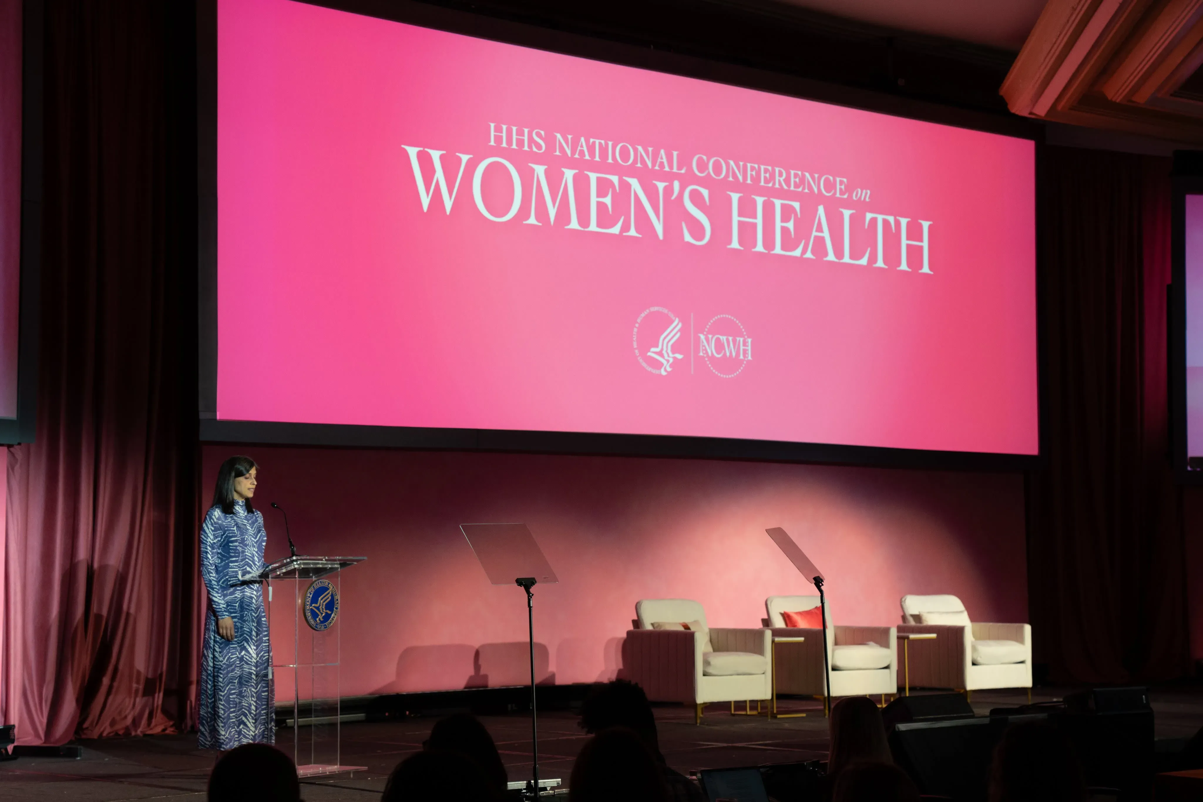 تظهر الطبيبة مارجريت دوان على المسرح خلال المؤتمر الوطني لصحة المرأة، حيث تناقش أهمية التوعية بالعقم مع الفتيات الصغيرات.