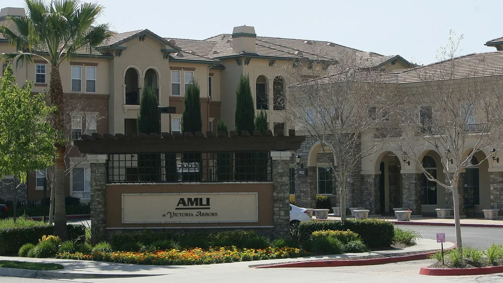 مدخل مجمع سكني يحمل لافتة "AMLI" في كاليفورنيا، يرمز للتسهيلات التي استخدمتها النساء الحوامل للسفر للولادة في الولايات المتحدة.