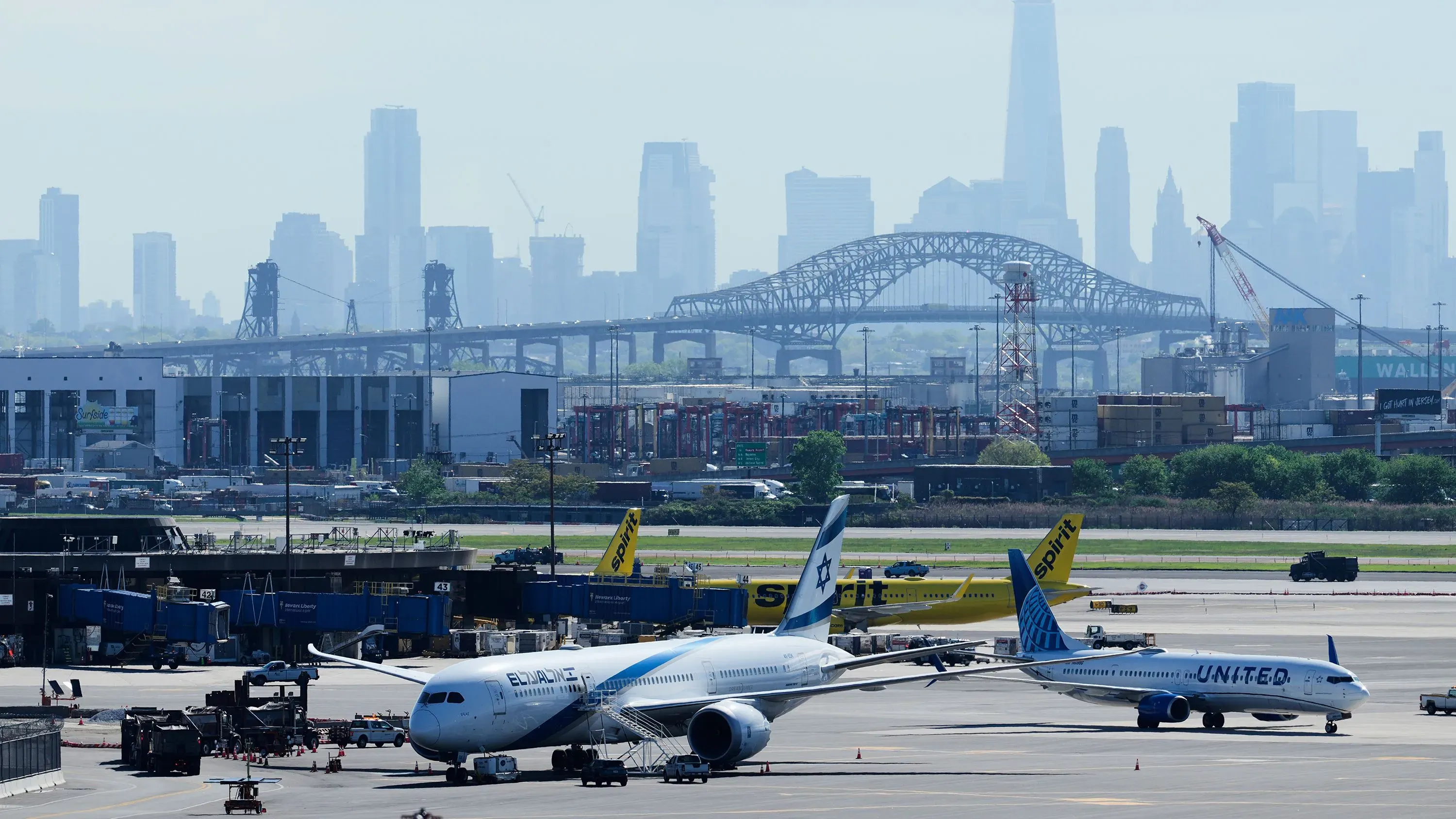 صورة لمطار نيوارك ليبرتي الدولي تُظهر طائرتين تجاريتين على المدرج مع خلفية لمدينة نيويورك، تعكس تحديات سلامة الطيران.