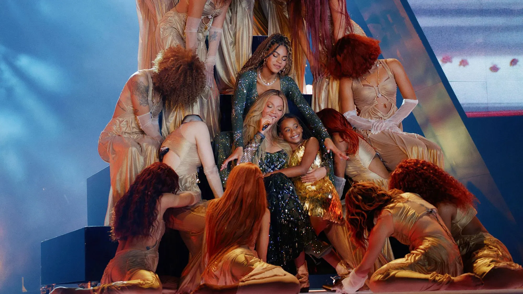 بلو آيفي كارتر تؤدي عرضًا راقصًا مع والدتها بيونسيه في "جولة كاوبوي كارتر"، محاطة بالراقصات، تعكس موهبتها وشغفها بالفن.