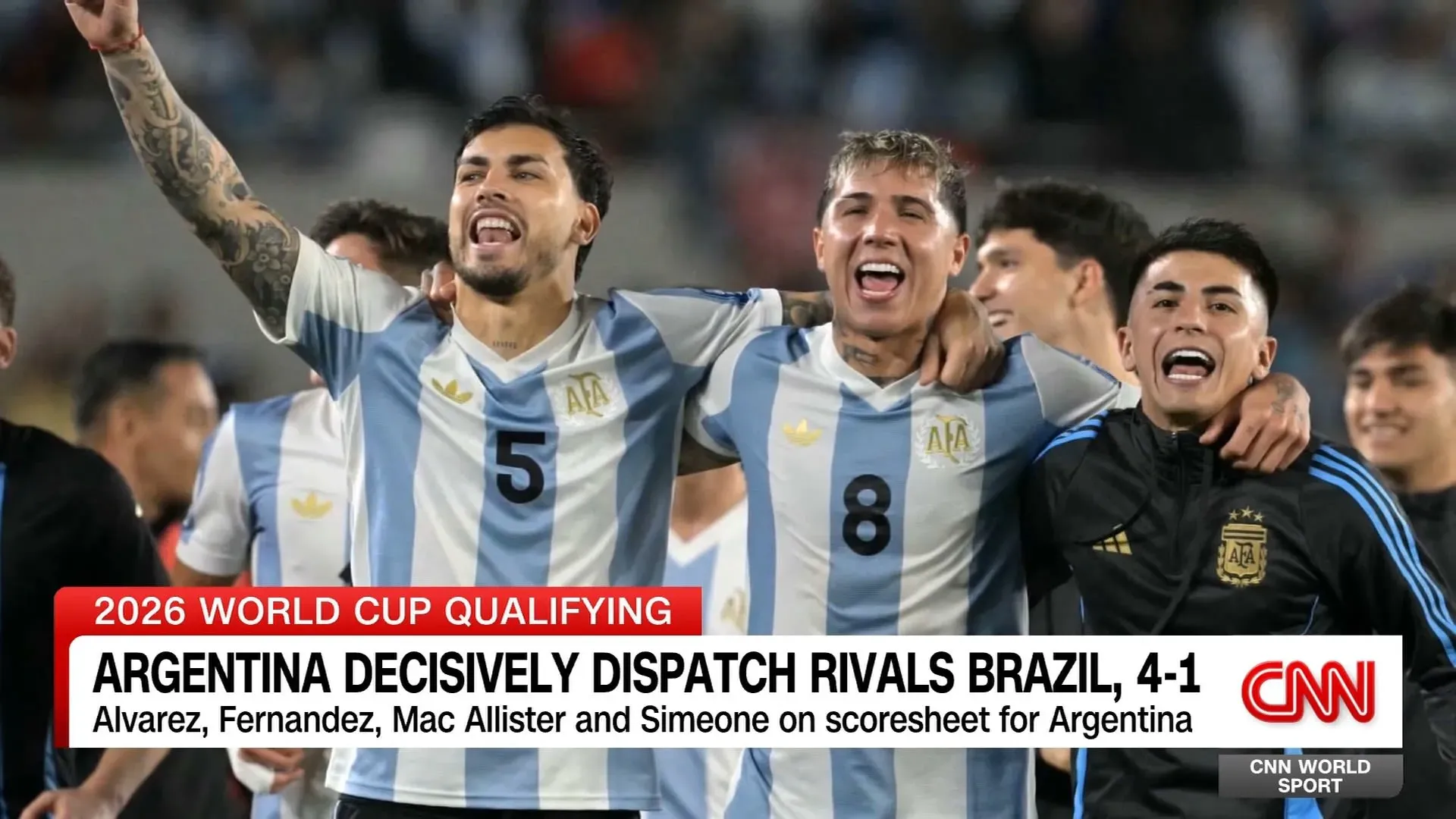 فرحة لاعبي منتخب الأرجنتين بعد الفوز الكبير 4-1 على البرازيل في تصفيات كأس العالم 2026، مع التركيز على الأداء القوي للفريق.