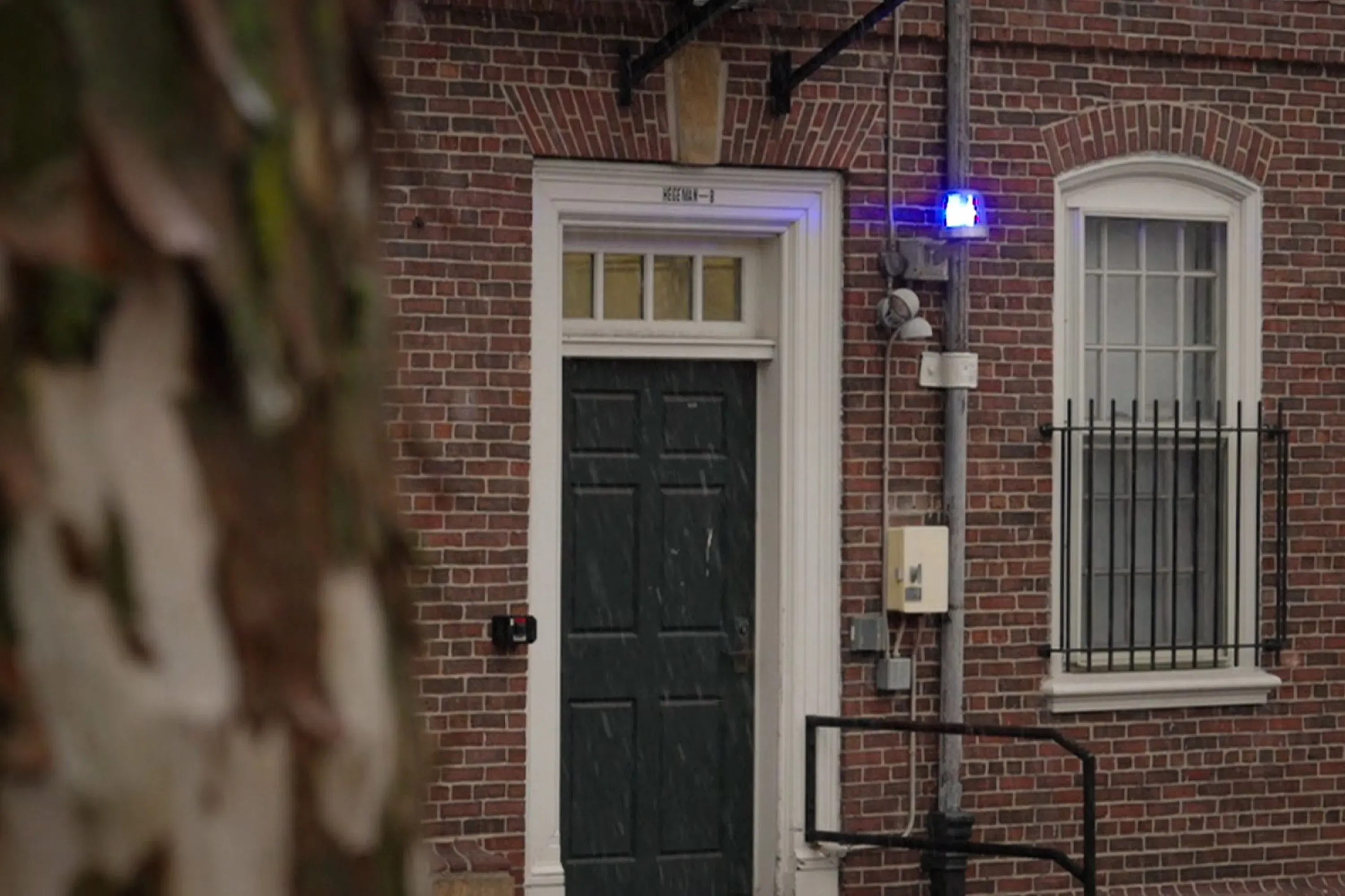 مدخل أحد مباني جامعة براون، يظهر ضوء أمان أزرق، في سياق تعزيز الإجراءات الأمنية بعد حادث إطلاق النار.