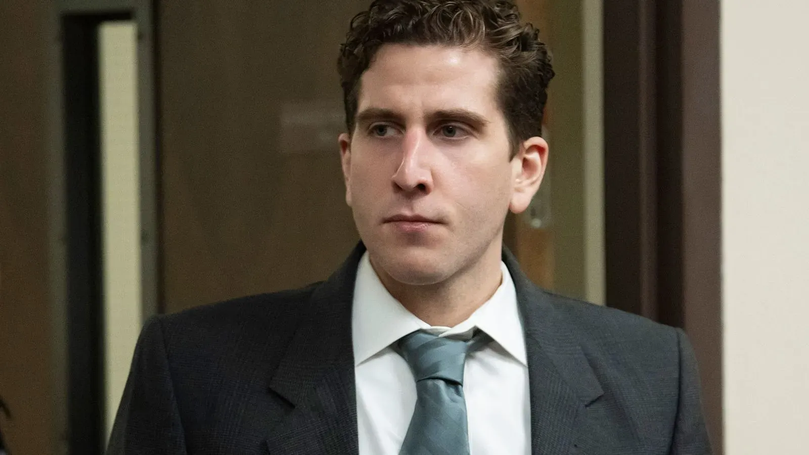 برايان كوهبرغر، المتهم بقتل أربعة طلاب من جامعة أيداهو، يظهر في المحكمة قبل بدء محاكمته. القضية أثارت جدلاً واسعًا حول دوافعه.