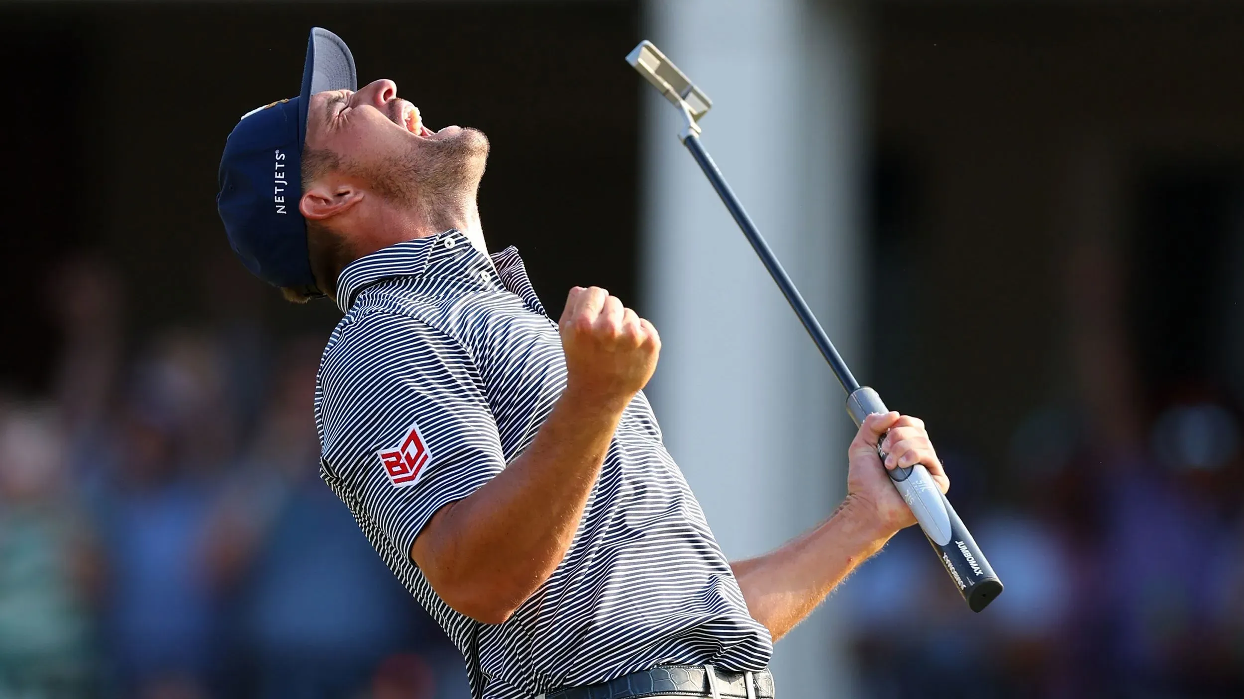 برايسون ديشامبو يحتفل بفوزه بعد إحراز حفرة في واحد، معبرًا عن فرحته في ملعب الجولف.