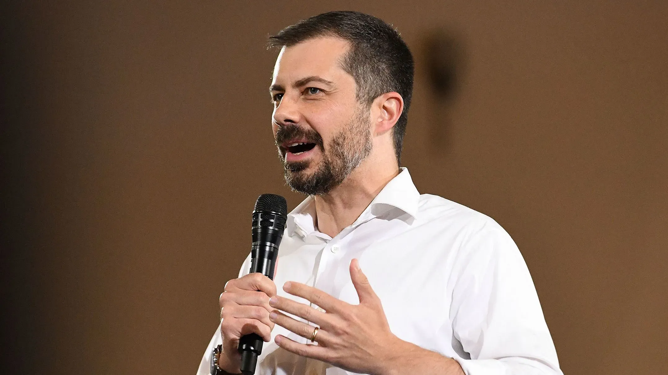 بيت بوتيجيج يتحدث في قاعة بلدية بسيدار رابيدز، منتقدًا إدارة ترامب ومشيرًا إلى أهمية الديمقراطية الأمريكية.