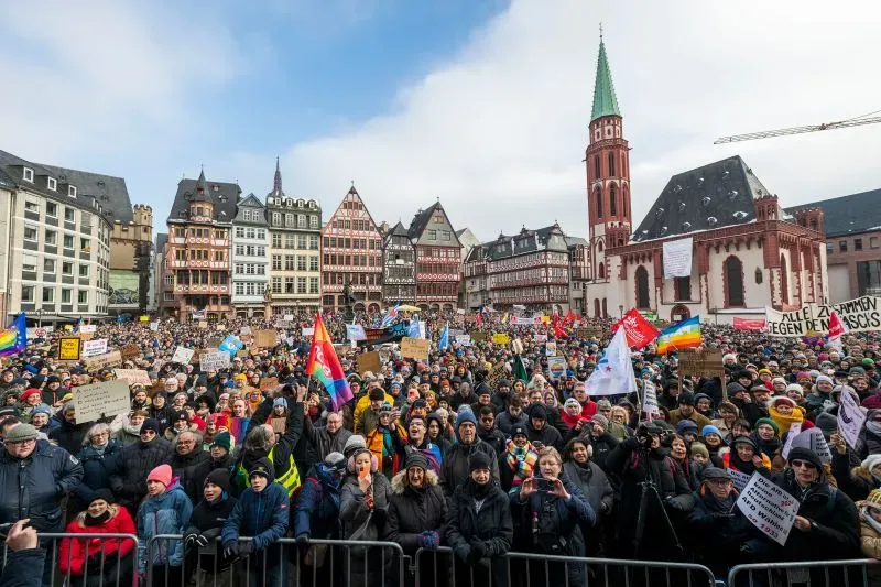 مظاهرة حاشدة في مدينة فرانكفورت بألمانيا، حيث يحتشد المتظاهرون ضد حزب "البديل من أجل ألمانيا" مع لافتات تعبر عن رفضهم للأفكار المتطرفة.