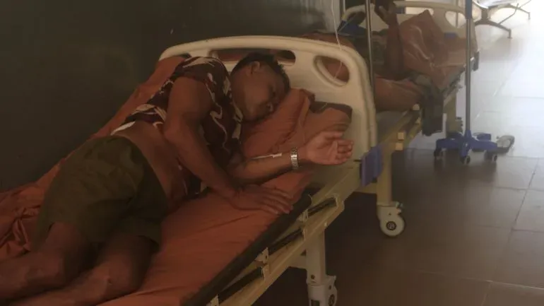 جندي كمبودي مصاب يرقد على سرير في مستشفى، بينما ينتظر إجراء عملية جراحية لإزالة شظايا من جسده بعد اشتباكات حدودية مع تايلاند.