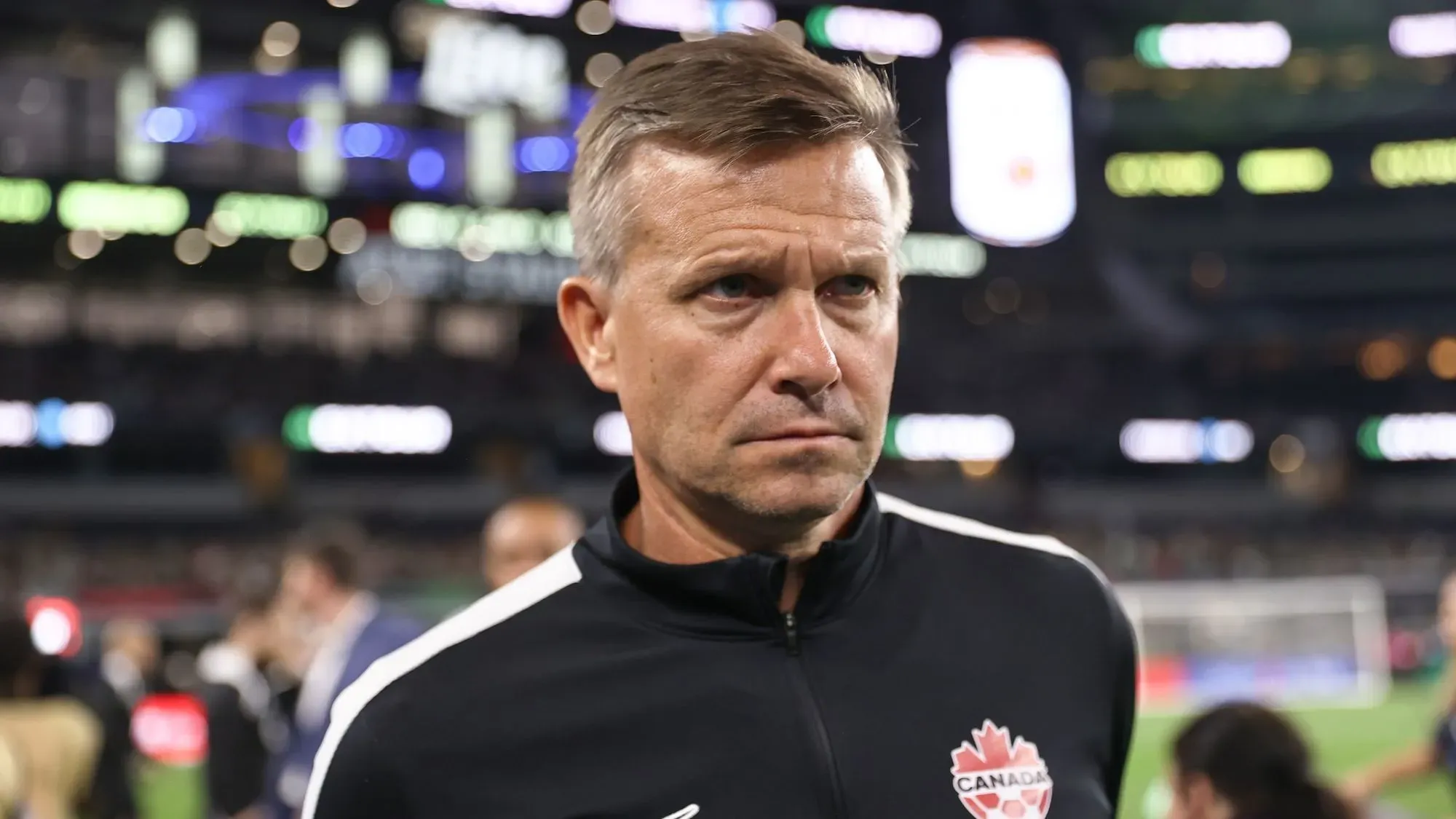 جيسي مارش، المدير الفني للمنتخب الكندي لكرة القدم، يعبر عن استيائه من تصريحات ترامب حول كندا كولاية أمريكية.