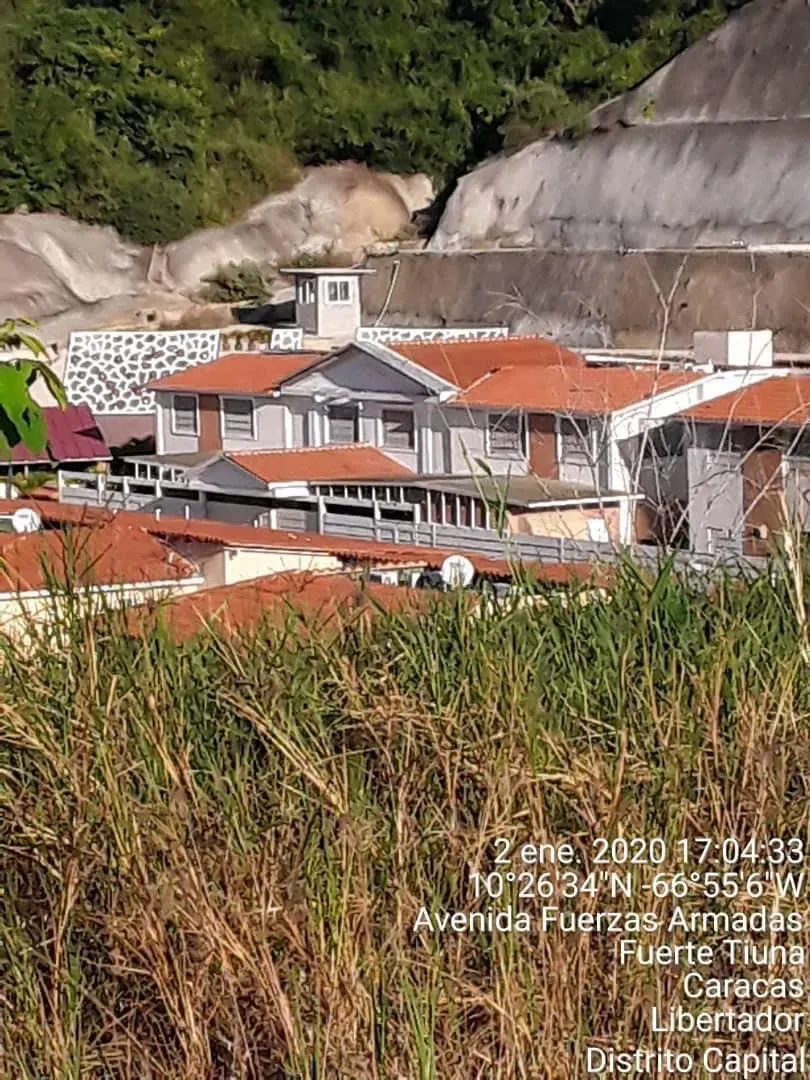 صورة تظهر مجمع فورت تيونا العسكري في كراكاس، فنزويلا، مع تلال خضراء تحيط بالمكان، في سياق العملية الأمريكية ضد مادورو.