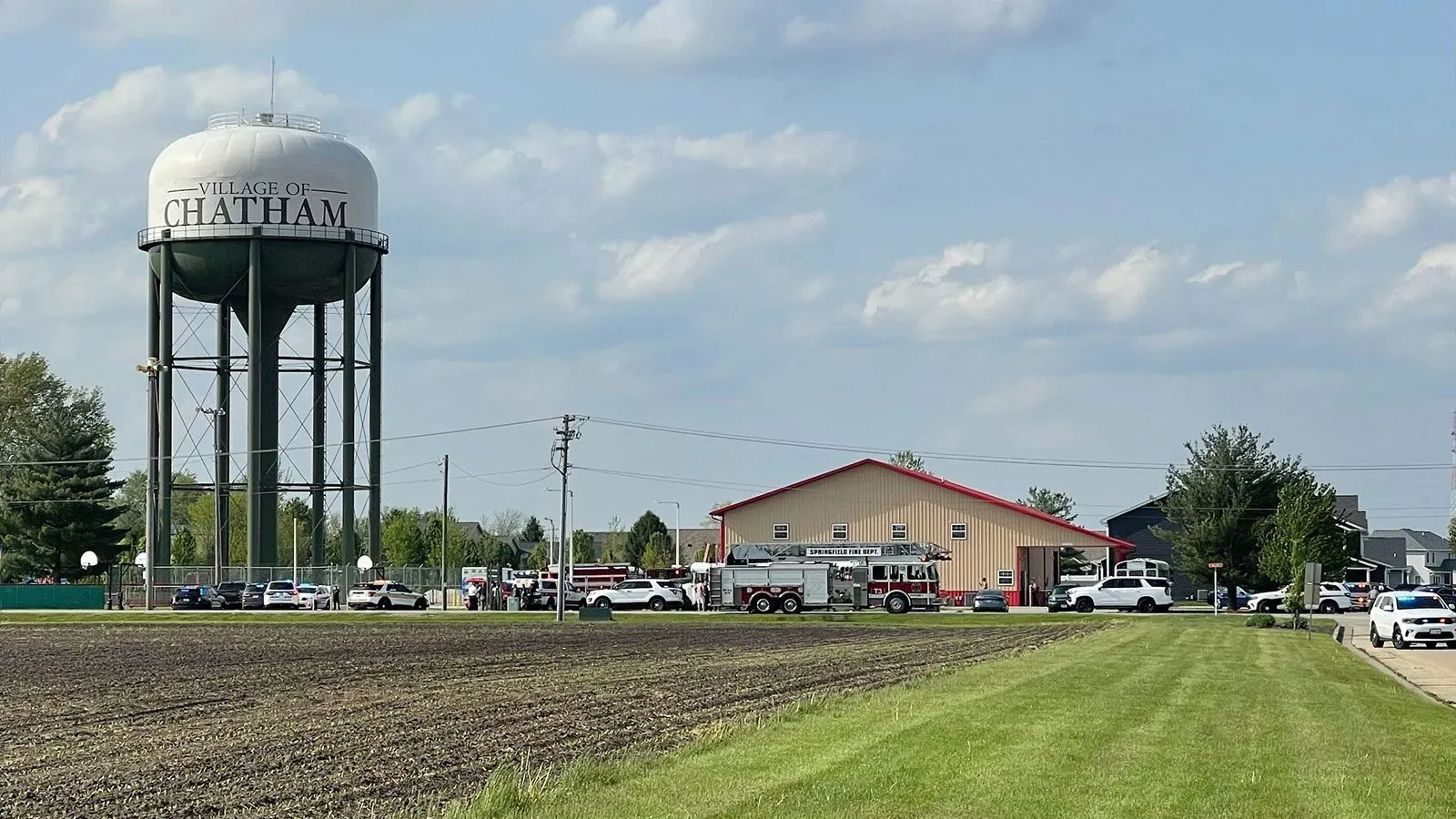 موقع الحادث في قرية تشاتام، حيث يظهر مبنى المخيم مع وجود سيارات الطوارئ، بعد حادث اصطدام مميت أسفر عن وفاة أربعة أطفال.