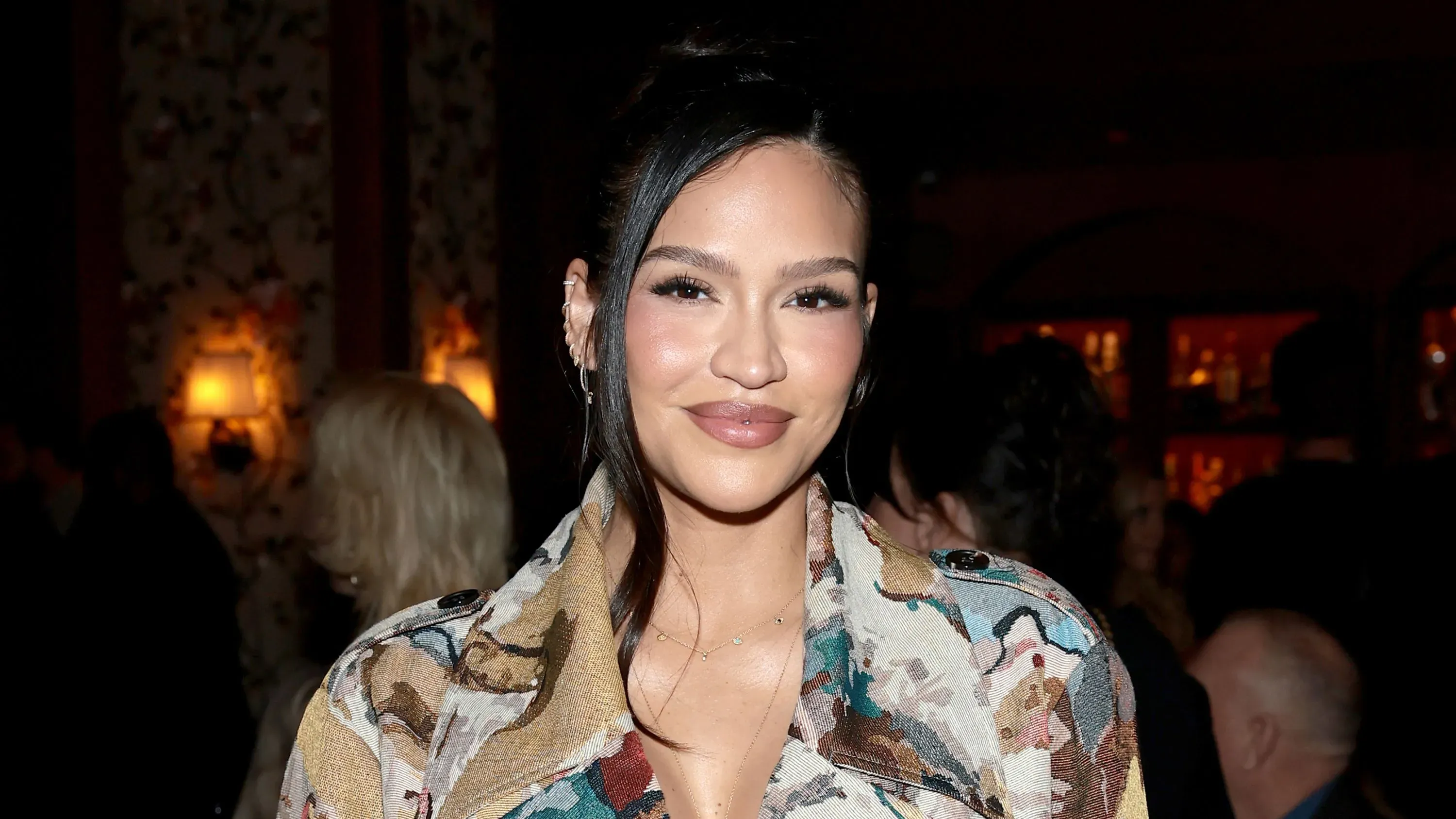 المغنية كاسي فينتورا مبتسمة في حدث اجتماعي، حيث تعكس لحظة من الفرح بعد ولادة طفلها الثالث وسط التوترات القانونية المحيطة بعلاقتها السابقة.