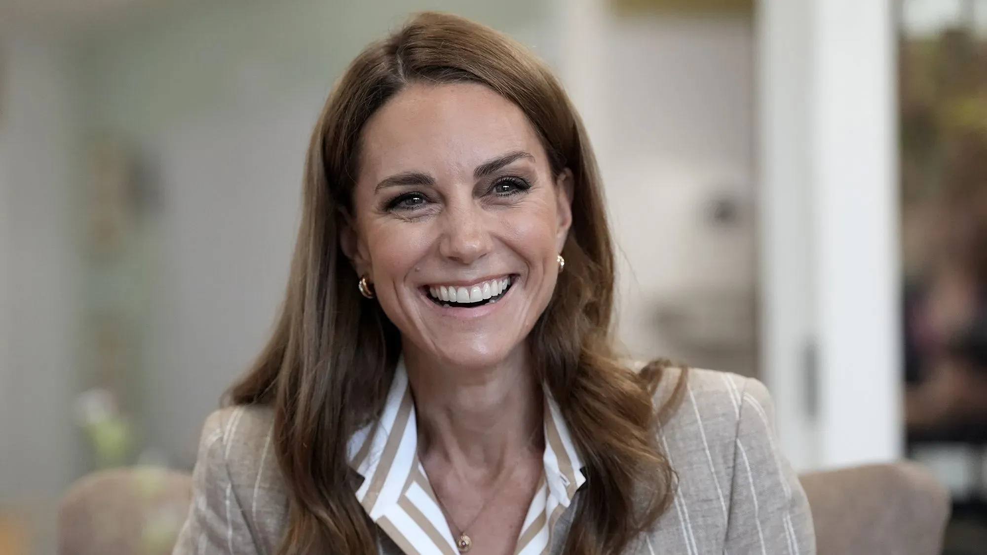 ابتسامة كاثرين، أميرة ويلز، خلال زيارتها لحديقة الرفاهية في مستشفى كولشستر، حيث تواصلت مع المرضى والموظفين.