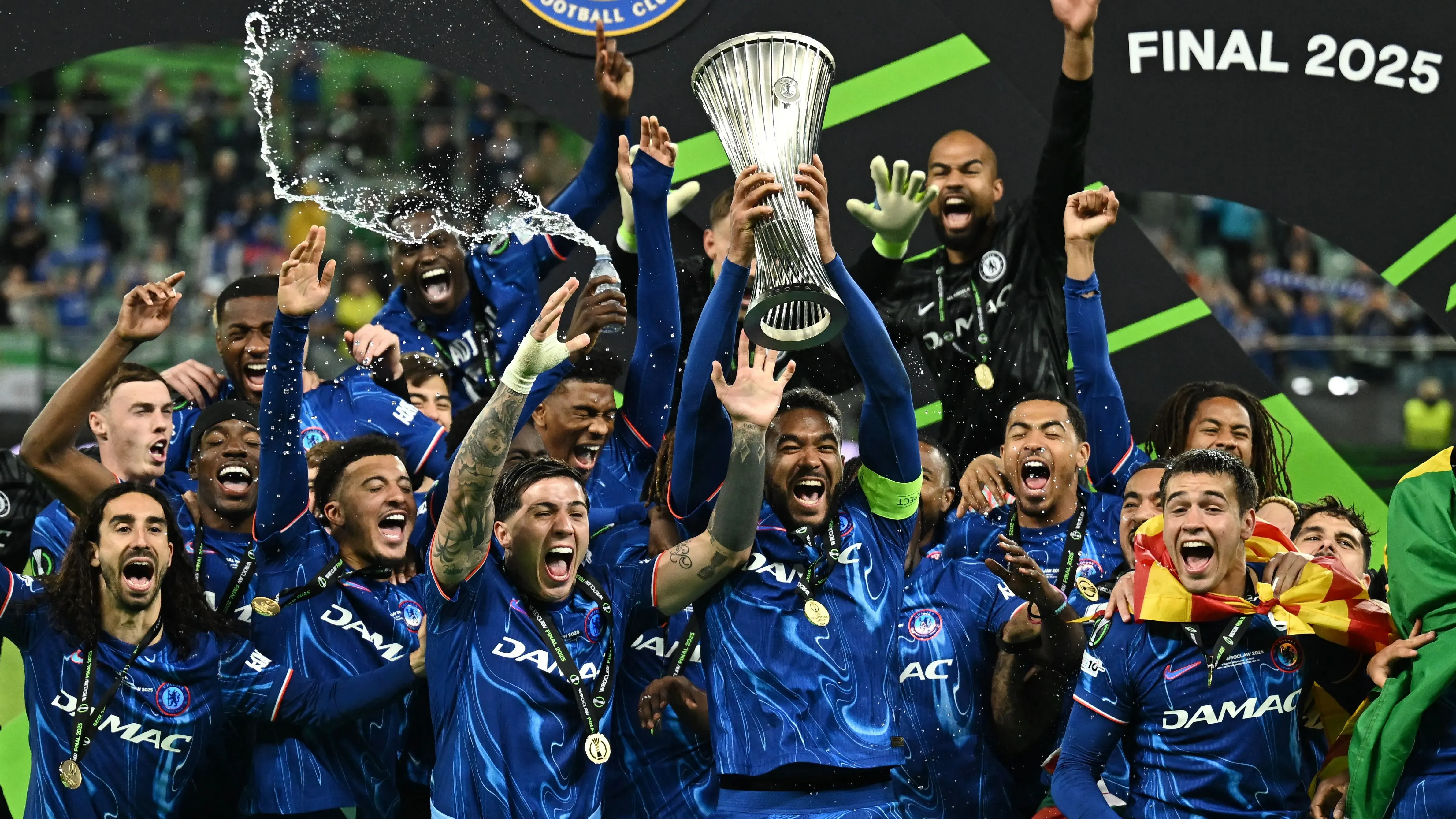 فريق تشيلسي يحتفل بفوزه بدوري الأبطال، حيث يرفع اللاعبون الكأس وسط أجواء من الفرح والحماس بعد المباراة النهائية.