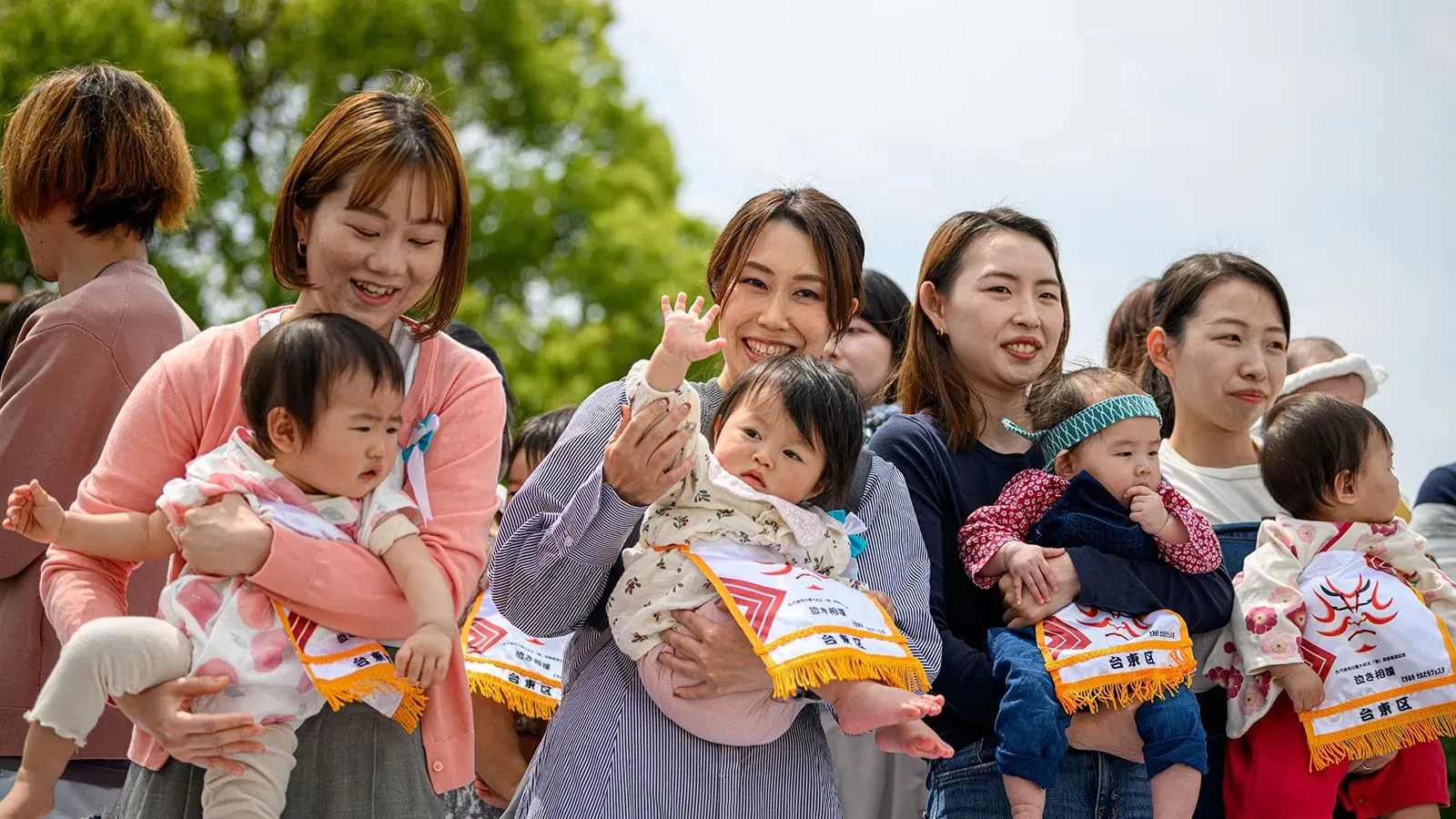 نساء يحملن أطفالًا في احتفال ياباني، يعكس أزمة انخفاض المواليد في البلاد وشيخوخة السكان.