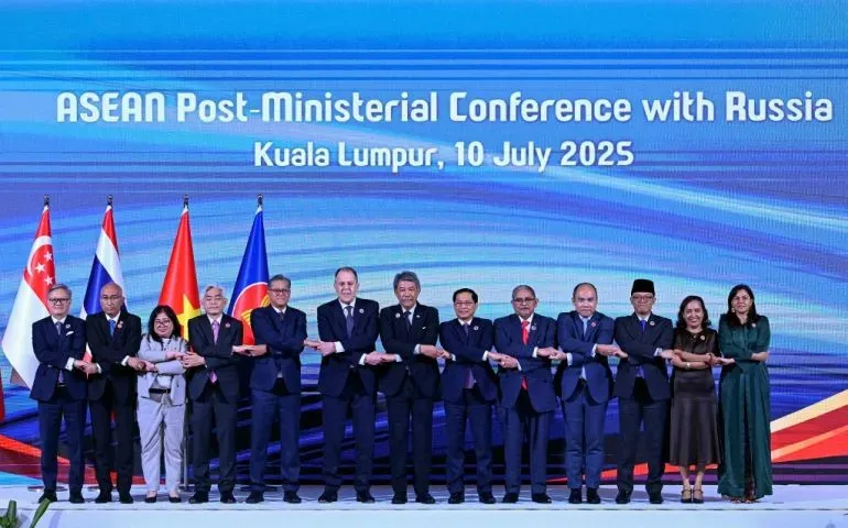اجتماع وزراء خارجية دول آسيان في كوالالمبور، حيث يتوسط المشاركون لالتقاط صورة جماعية، مع وجود أعلام الدول المشاركة.