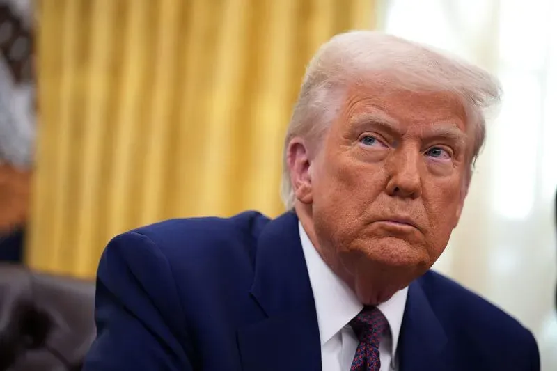 صورة لدونالد ترامب خلال اجتماع رسمي، يعكس الضغوط الاقتصادية على الصين وأهمية تعزيز الطلب الاستهلاكي في ظل التوترات التجارية.