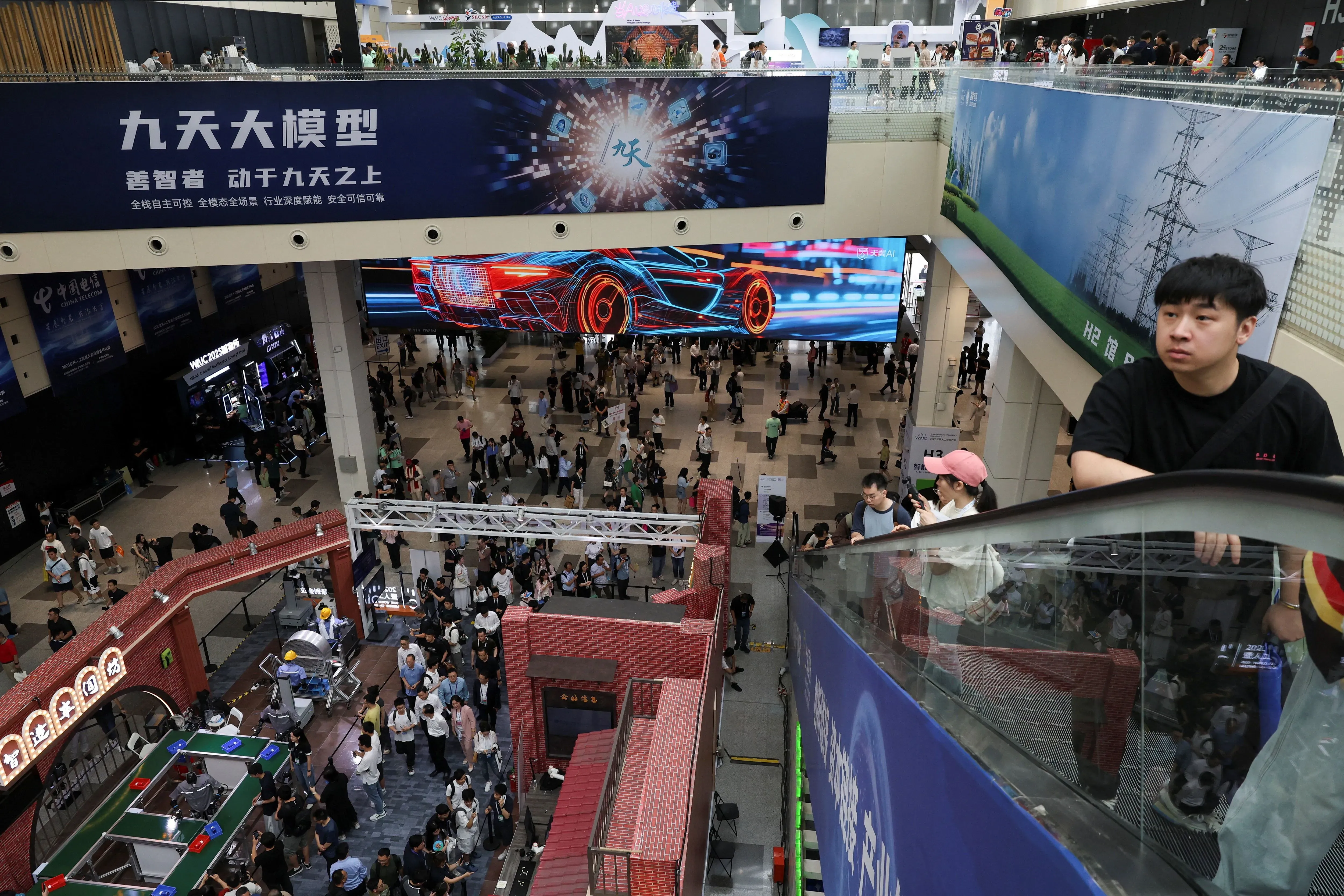 مؤتمر عالمي للذكاء الاصطناعي في شنغهاي، حيث يتجمع الحضور حول معروضات التكنولوجيا الحديثة، مع لافتات ترويجية بارزة.