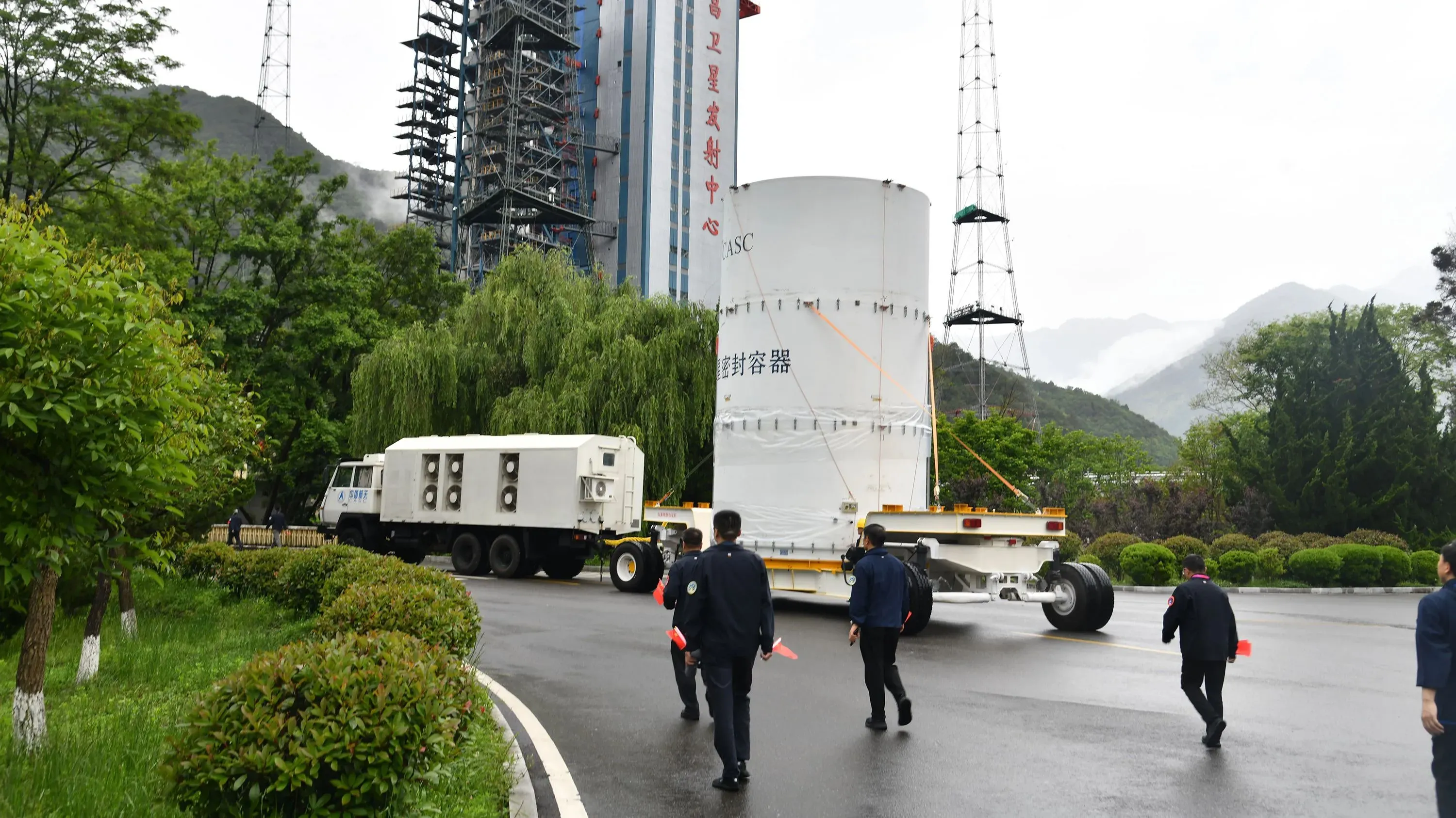 مركبة فضائية تُنقل على شاحنة نحو منصة الإطلاق في مركز شيتشانغ، استعدادًا لمهمة تيانوين-2 لاستكشاف الكويكب Kamoʻo'aalewa.