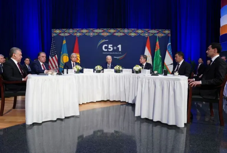 اجتماع قمة "C5+1" بين قادة دول آسيا الوسطى والولايات المتحدة، حيث يناقشون التعاون الإقليمي وتعزيز العلاقات.