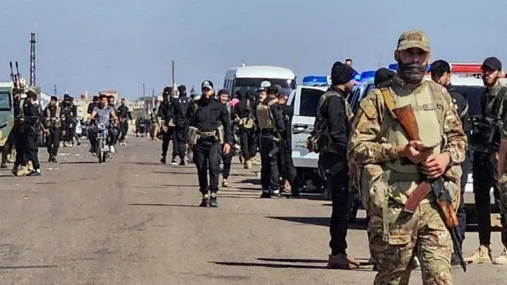 تظهر الصورة مجموعة من المقاتلين المسلحين في محافظة السويداء بسوريا، في ظل تصاعد الاشتباكات بين القبائل الدرزية والبدوية.