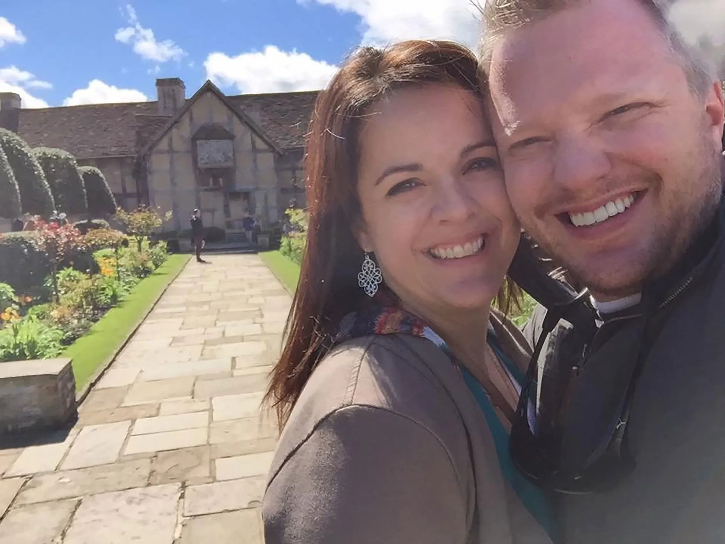 صورة لجيمس كريغ وزوجته أنجيلا في حديقة، تعكس لحظة سعادة قبل الأحداث المأساوية التي أدت إلى محاكمته بتهمة قتلها.