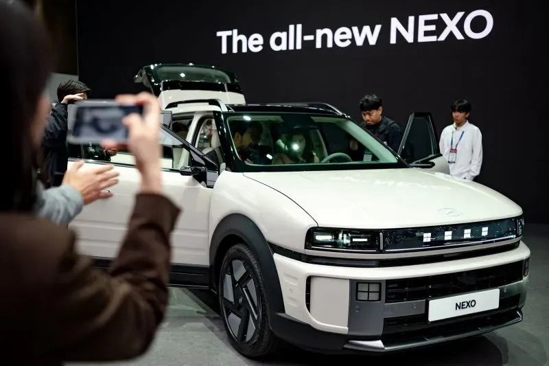 سيارة هيونداي NEXO الجديدة كليًا تعرض في حدث، مع اهتمام الزوار بالتفاصيل والتكنولوجيا الحديثة.