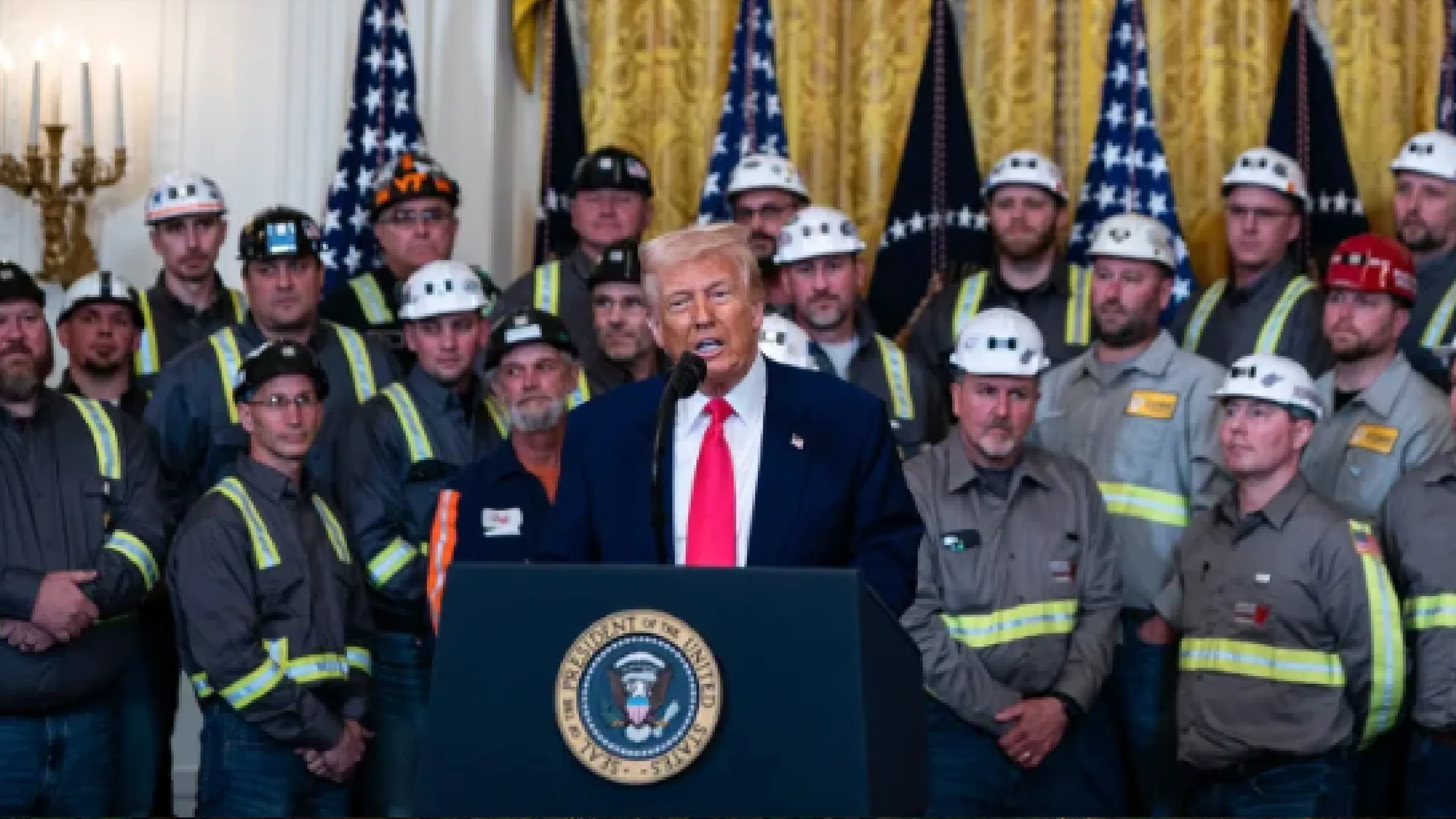 ترامب يتحدث أمام مجموعة من عمال مناجم الفحم في البيت الأبيض، مع التركيز على أهمية صناعة الفحم وحماية حقوق العمال.