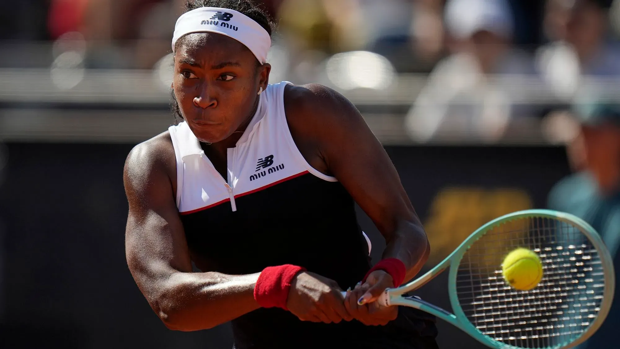 كوكو جوف أثناء تنفيذ ضربة أمامية قوية في مباراة بطولة إيطاليا المفتوحة، حيث حققت فوزًا ساحقًا على إيما رادوكانو.