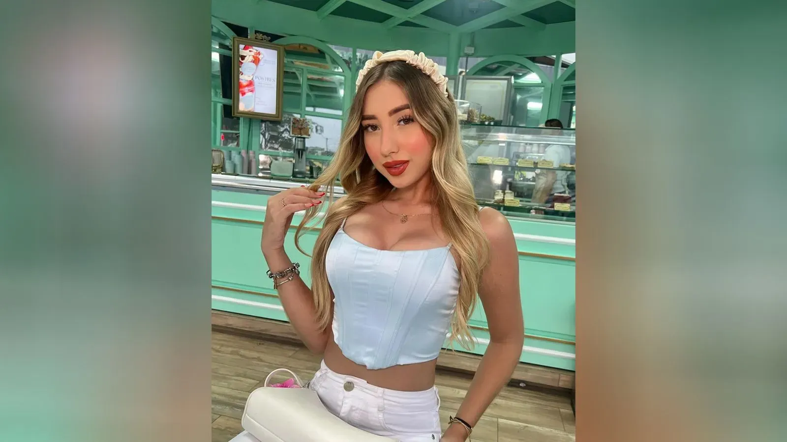 صورة لعارضة أزياء شابة تدعى ماريا خوسيه إستوبينان، تظهر في مكان عام وتبتسم، تعكس حياتها الاجتماعية قبل مقتلها.