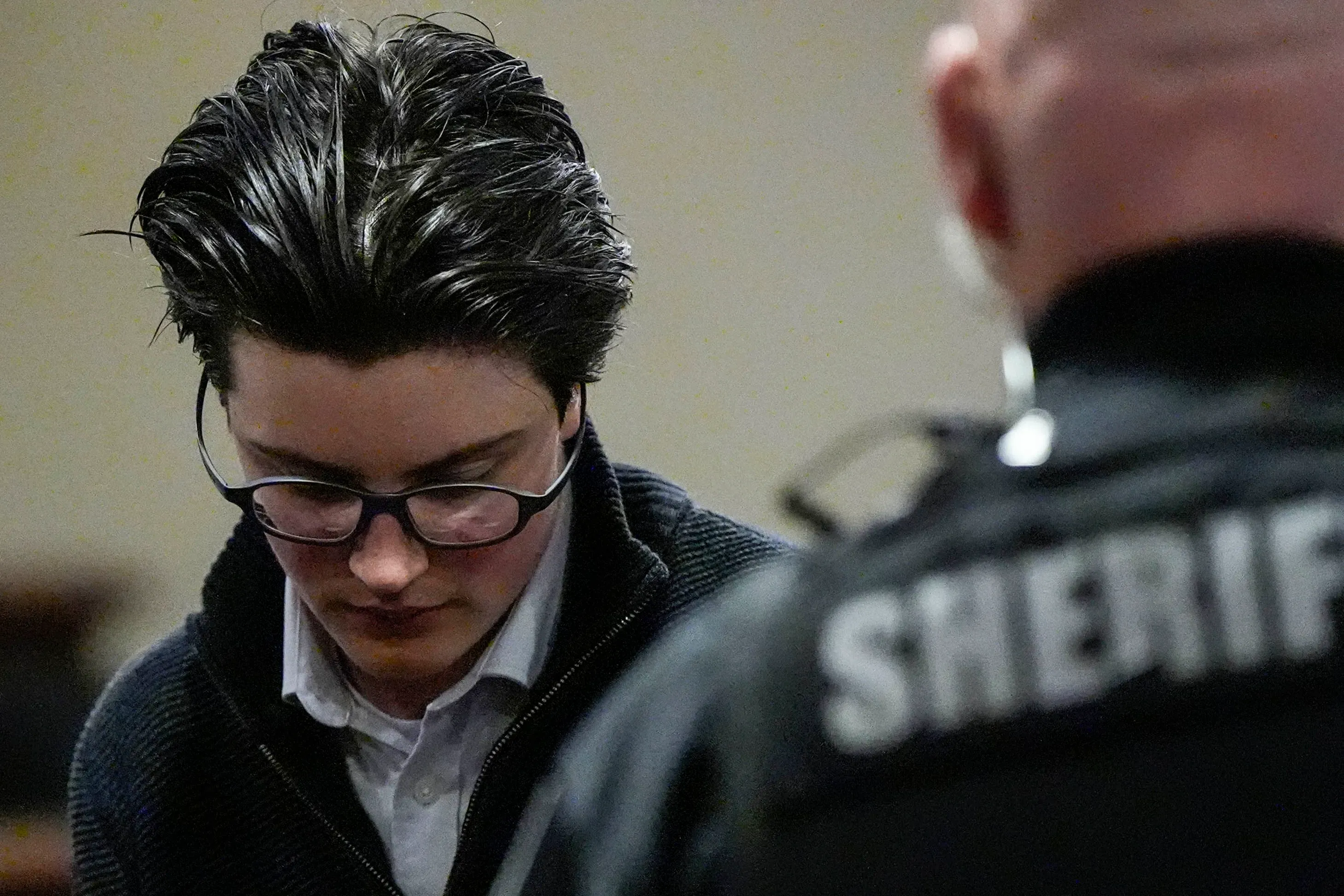 تظهر الصورة كولت غراي، الطالب الذي أطلق النار في مدرسة أبالاتشي الثانوية، أثناء محاكمته، حيث يبدو متجهمًا ومائل الرأس.