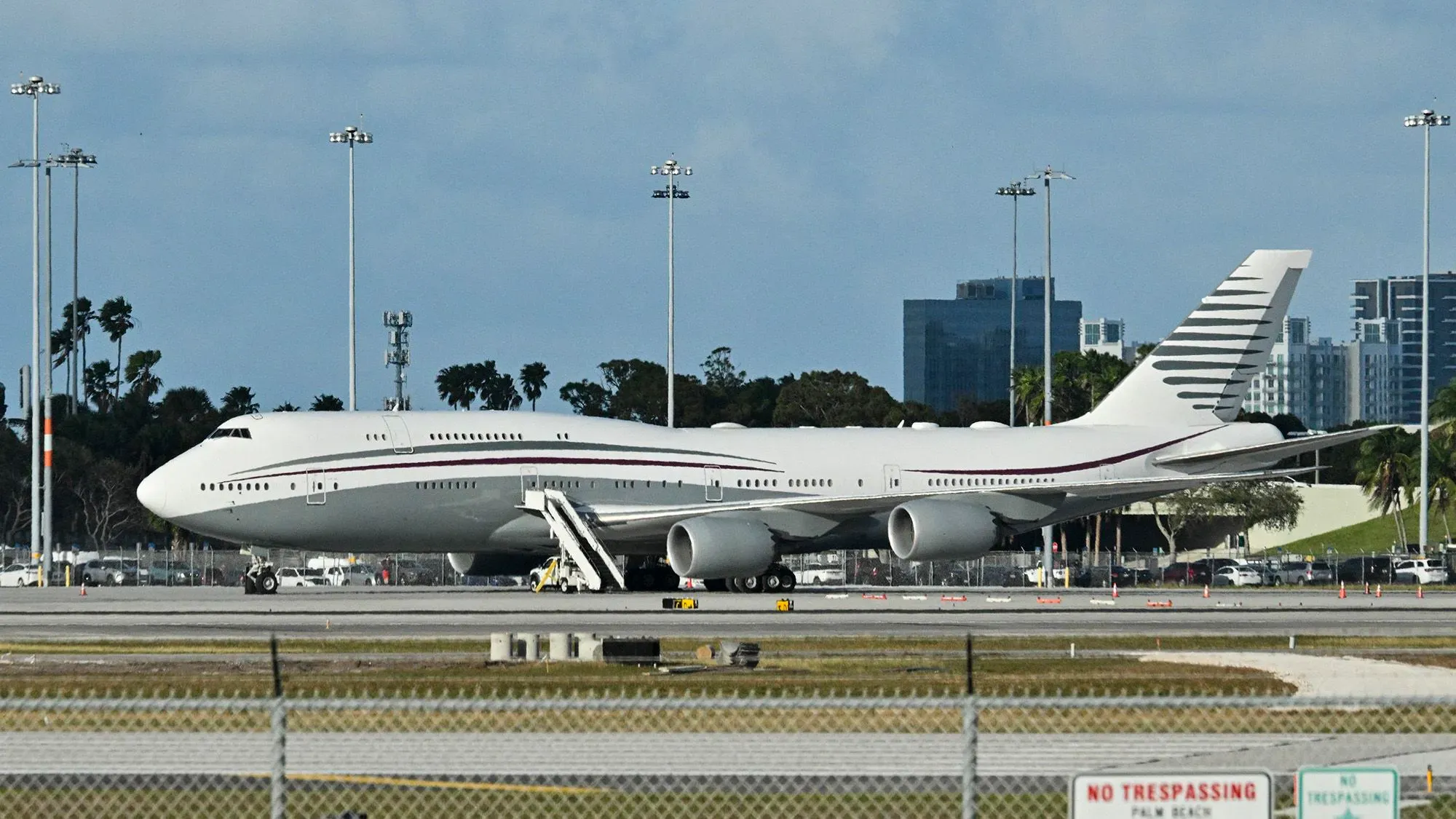 طائرة فاخرة من طراز 747 في مطار، مرشحة لتحل محل "إير فورس وان"، تواجه تحديات أمنية كبيرة تتعلق بالتجهيزات اللازمة.