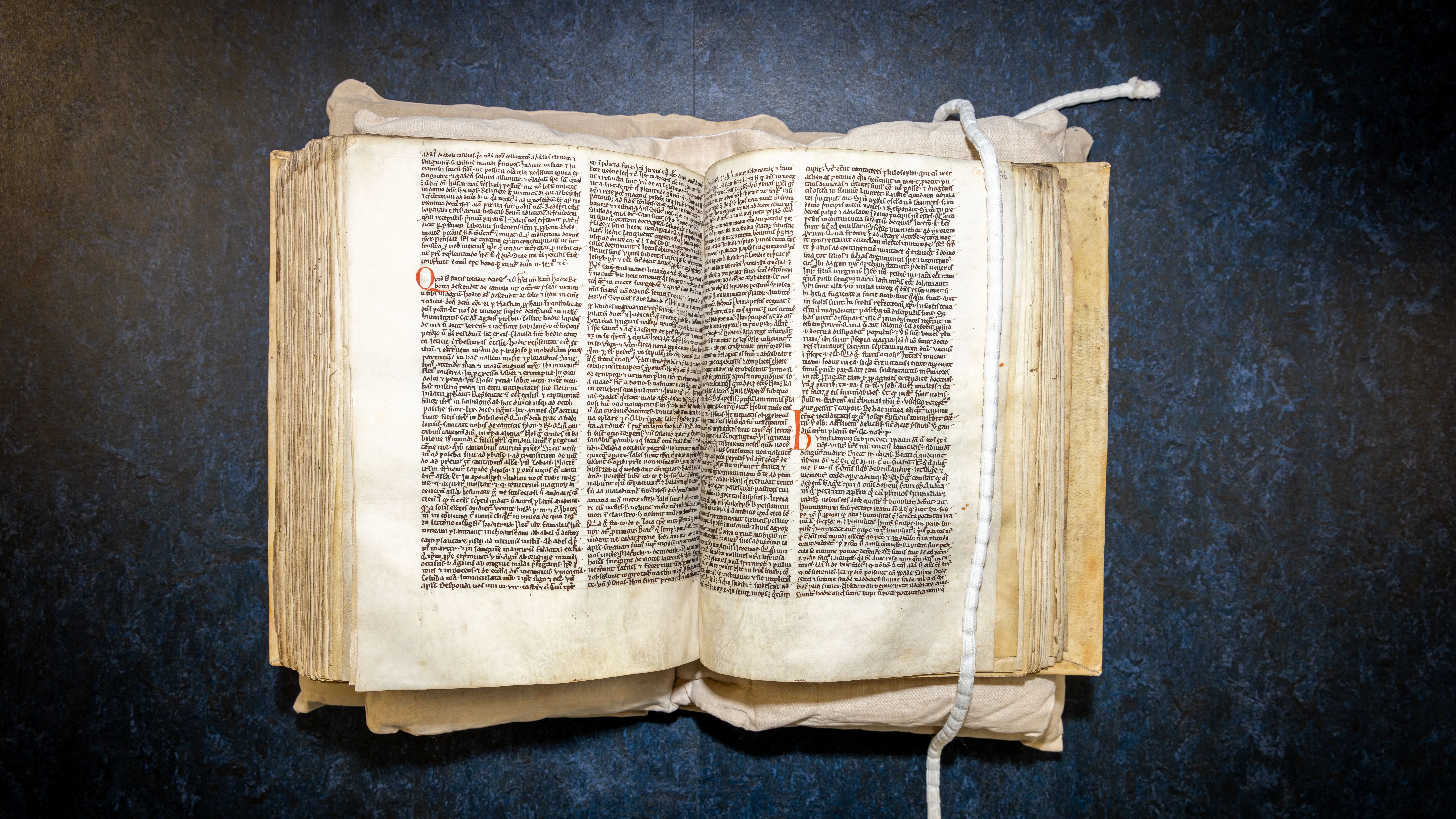 صفحة مفتوحة من كتاب قديم، تحتوي على نصوص مكتوبة بخطوط متشابكة، تعكس دراسة جديدة حول "أغنية وايد" وتاريخ الأدب الإنجليزي.