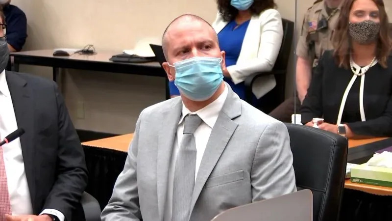ديريك شوفين، ضابط الشرطة السابق، خلال محاكمته بتهم تتعلق بوفاة جورج فلويد، مع التركيز على قضايا العدالة العرقية.