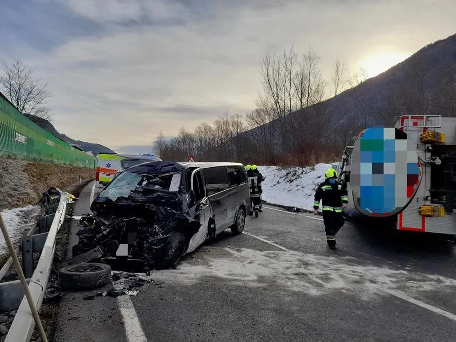 حادثة سيارة مميتة تعرضت لها برونا مورا في إيطاليا، مع وجود خدمات الطوارئ في الموقع، مما يعكس التحديات التي واجهتها قبل الألعاب الأولمبية.