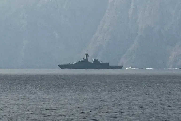 سفينة حربية تبحر في مياه مضيق هرمز، في ظل توترات متزايدة بسبب النزاع الإيراني وتأثيره على أسواق الطاقة العالمية.