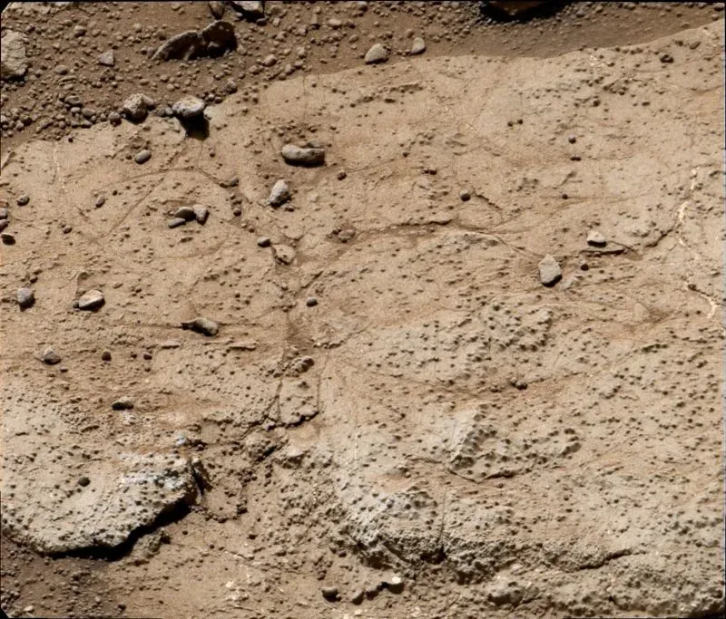 اكتشافات جزيئات عضوية على سطح المريخ، تُظهر صخورًا قديمة وتضاريس مُعقدة، تعكس تاريخ الكوكب الأحمر.