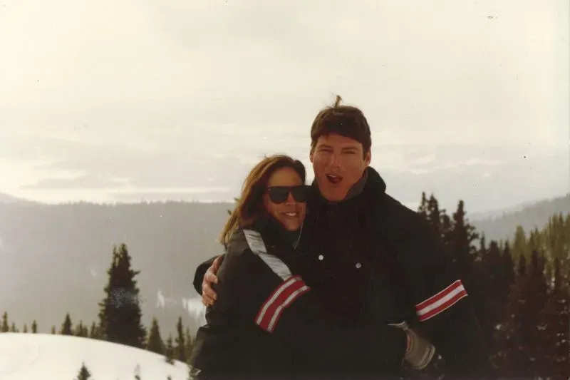 صورة لدانا وكريستوفر ريف في لحظة سعيدة، تعكس الحب والدعم المتبادل خلال فترة صعبة من حياتهما.