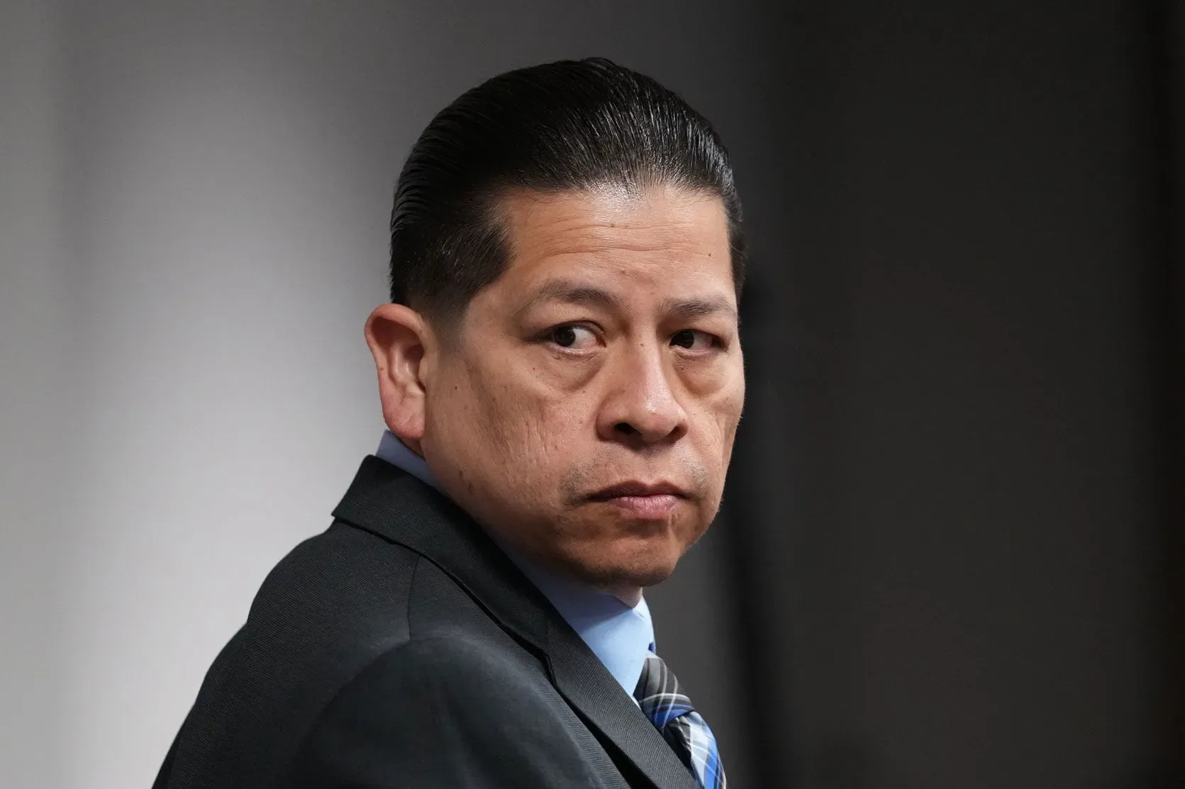 مواجهة ضابط الشرطة السابق أدريان غونزاليس في المحكمة، حيث يواجه 29 تهمة تتعلق بالإهمال خلال مذبحة أوفالدي.