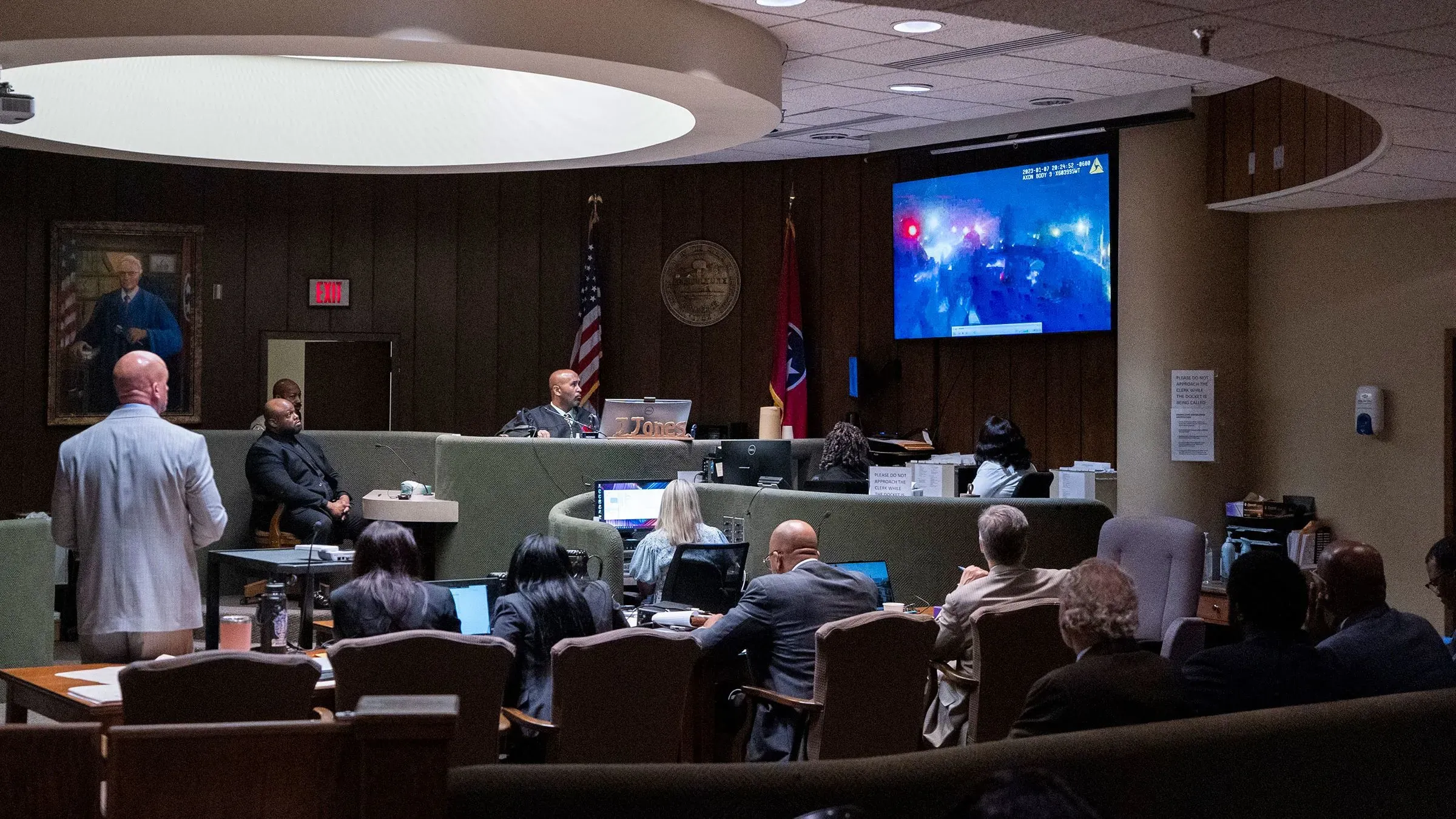 جلسة محكمة تُظهر القاضي والشهود مع عرض فيديو للشرطة، في محاكمة ضباط متهمين بضرب تايري نيكولز حتى الموت.