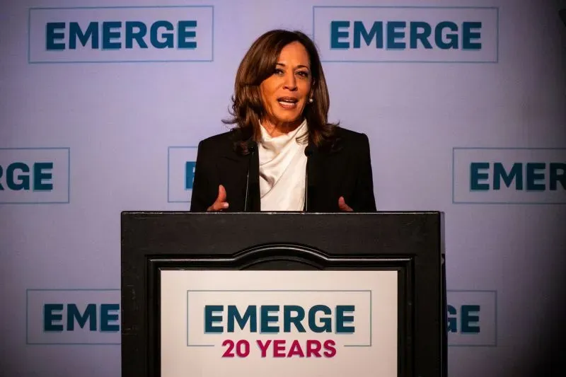 كامالا هاريس تتحدث في حدث "EMERGE" بمناسبة الذكرى العشرين، مع التركيز على دورها المحتمل في الانتخابات المقبلة.