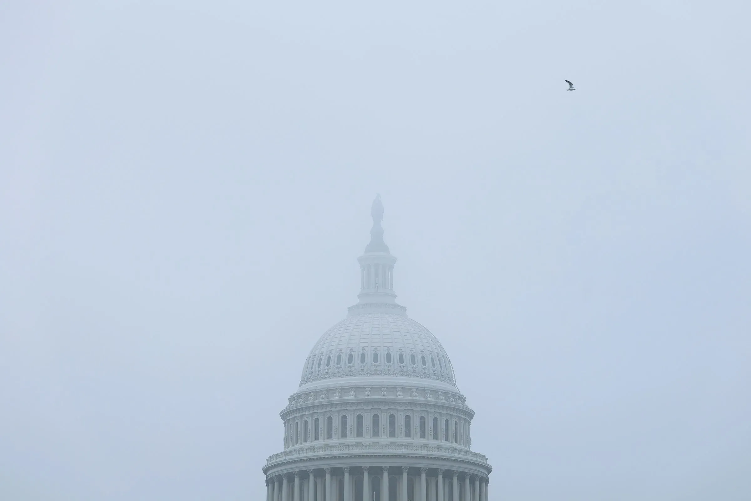 قبة مبنى الكابيتول الأمريكي تظهر في ضباب كثيف، مما يعكس أجواء الانتخابات المقبلة وتحديات الحزبين في الولايات المتحدة.