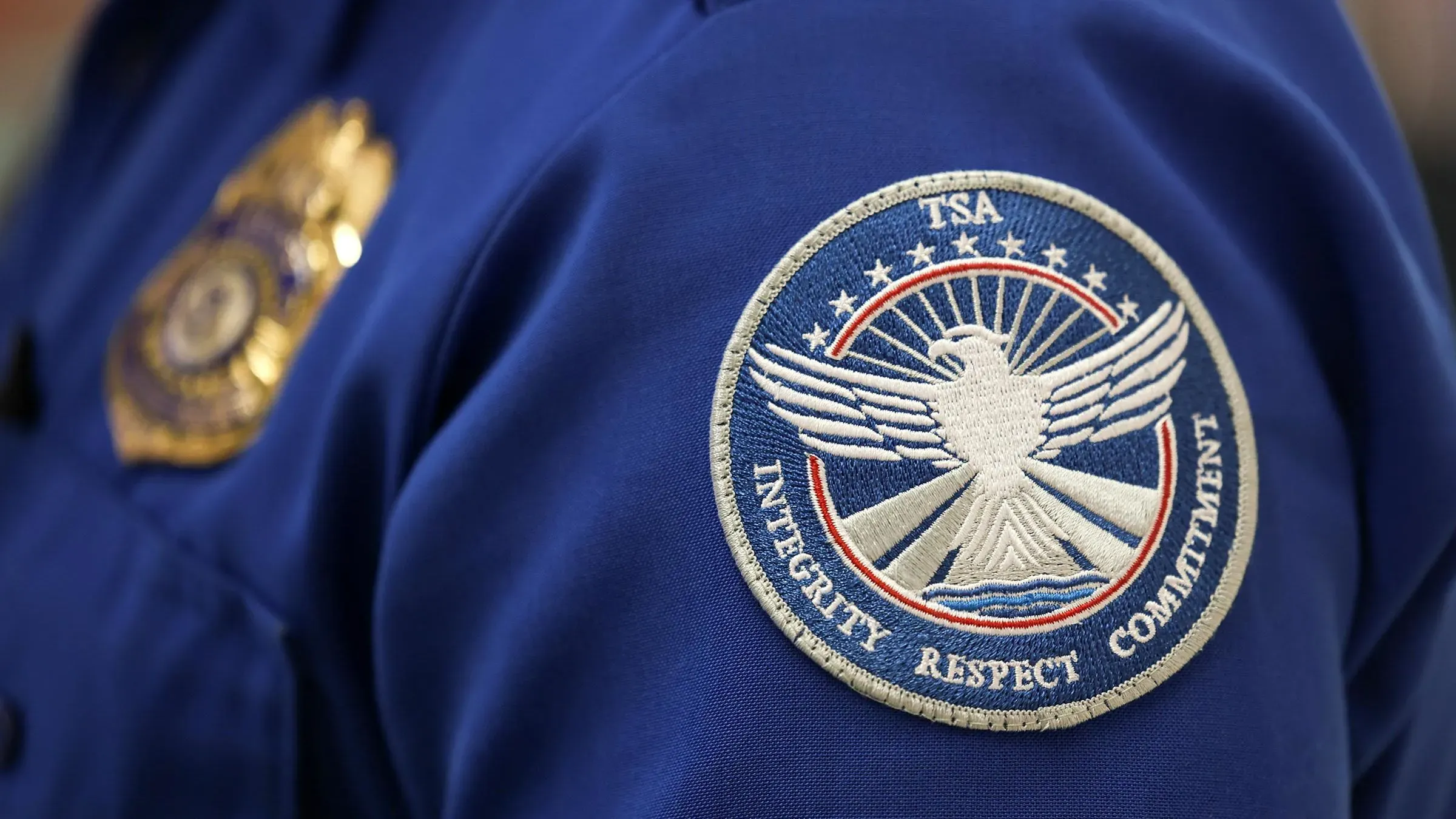 شعار إدارة أمن النقل (TSA) على زي رسمي، يعكس الالتزام بالنزاهة والاحترام، في سياق إلغاء برنامج "الأجواء الهادئة".