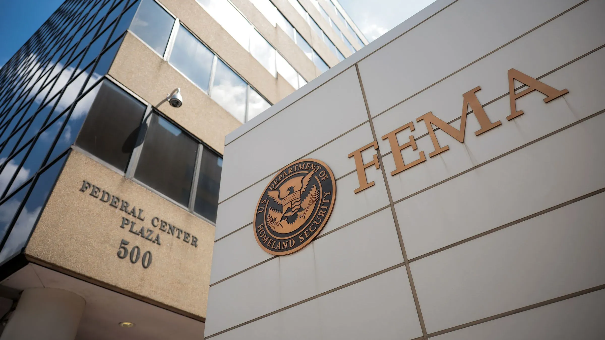 مبنى الوكالة الفيدرالية لإدارة الطوارئ (FEMA) في واشنطن، مع شعار وزارة الأمن الداخلي، في سياق تغييرات قيادية قبل موسم الأعاصير.