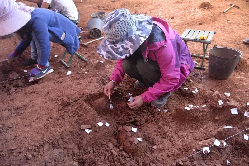 فريق من الباحثين ينقبون في موقع أثري في جنوب غرب الصين، حيث تم العثور على أدوات حجرية قديمة تعود لإنسان النياندرتال.