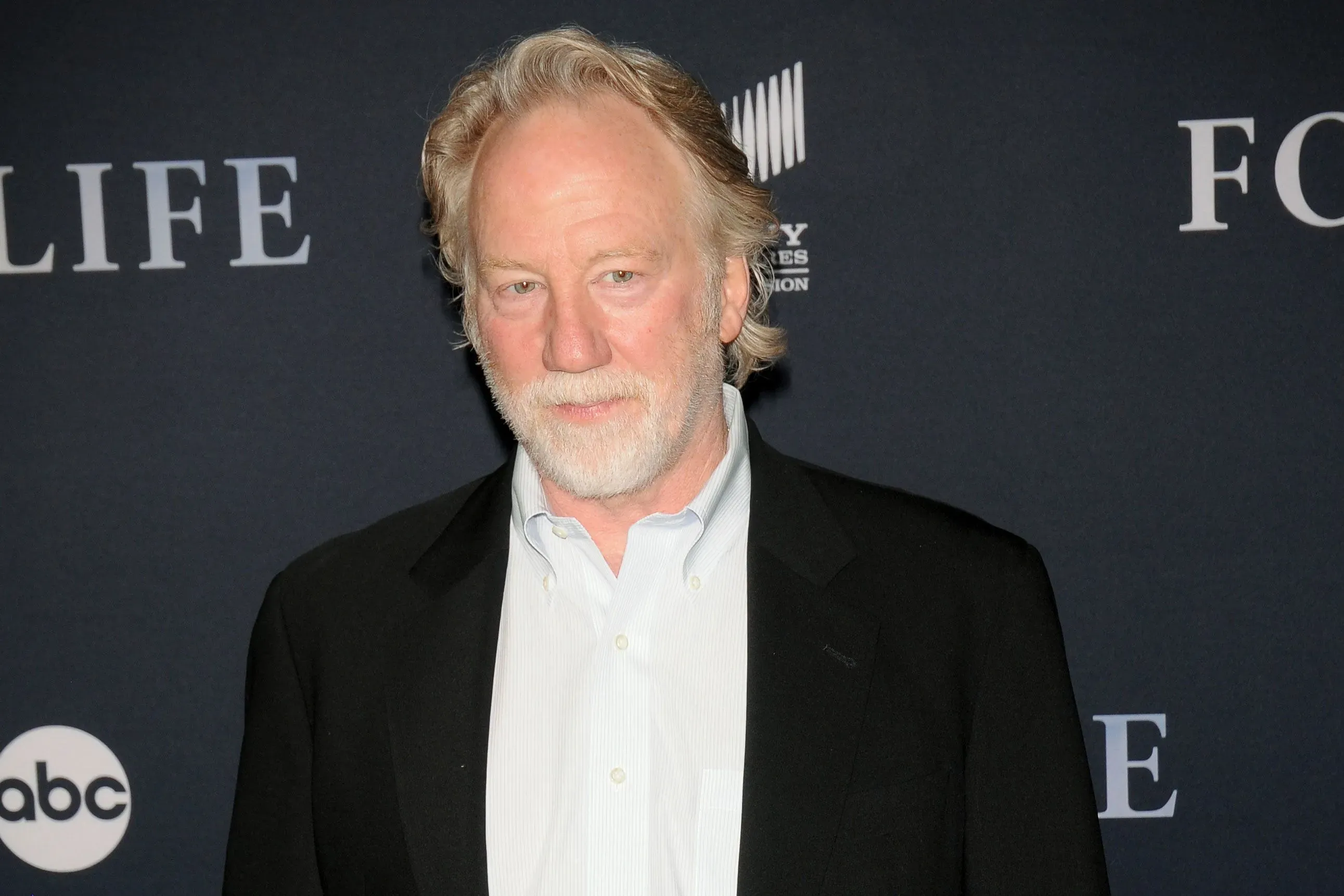 تيموثي بوسفيلد، المخرج والممثل، يظهر في حدث رسمي، بعد تسليمه للسلطات بسبب اتهامات بالاعتداء الجنسي على الأطفال في نيو مكسيكو.