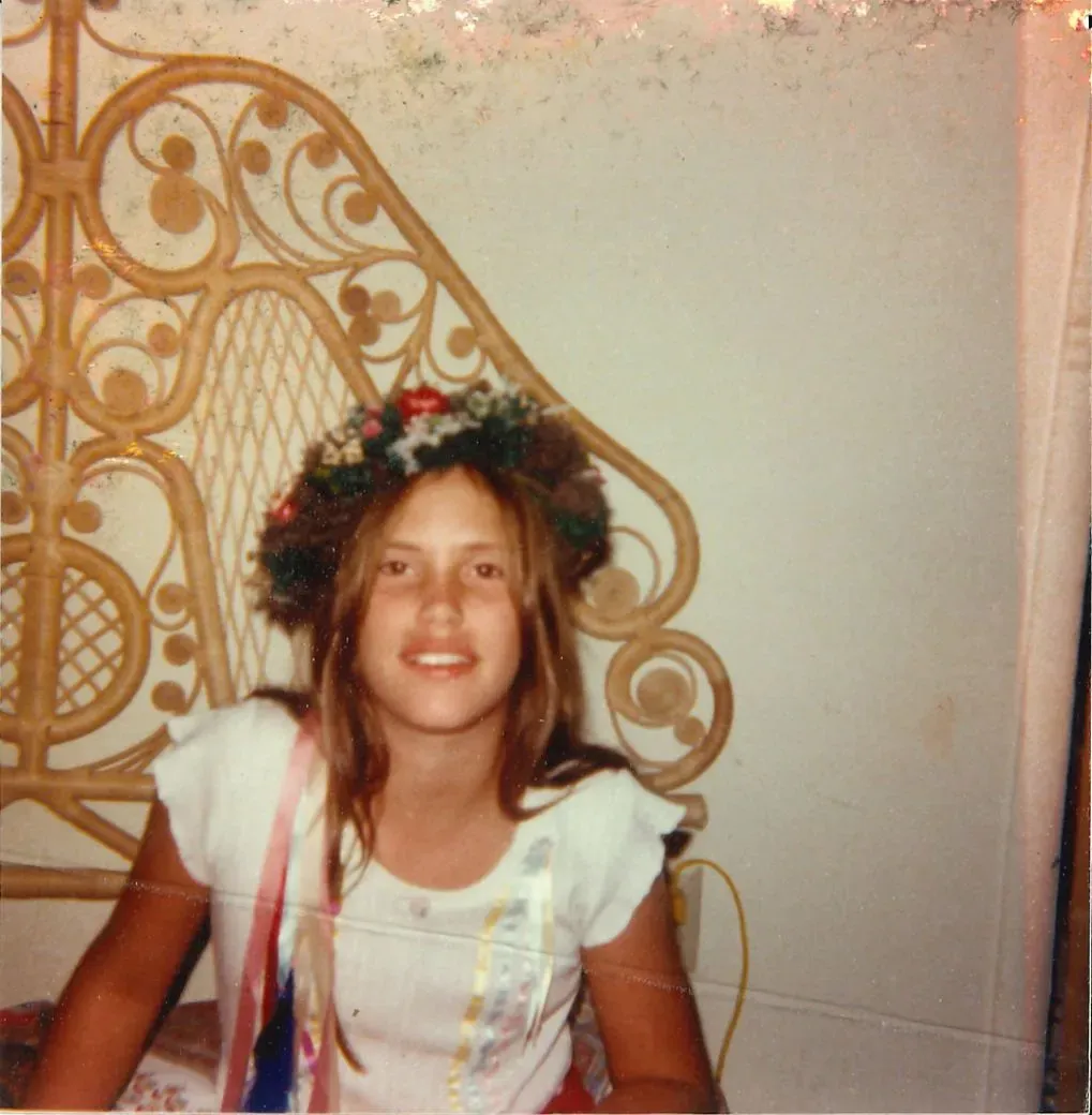 صورة لمراهقة ترتدي تاجًا من الزهور، تجلس أمام خلفية مزخرفة، تعود لسارة جير، التي قُتلت في عام 1982 في كاليفورنيا.