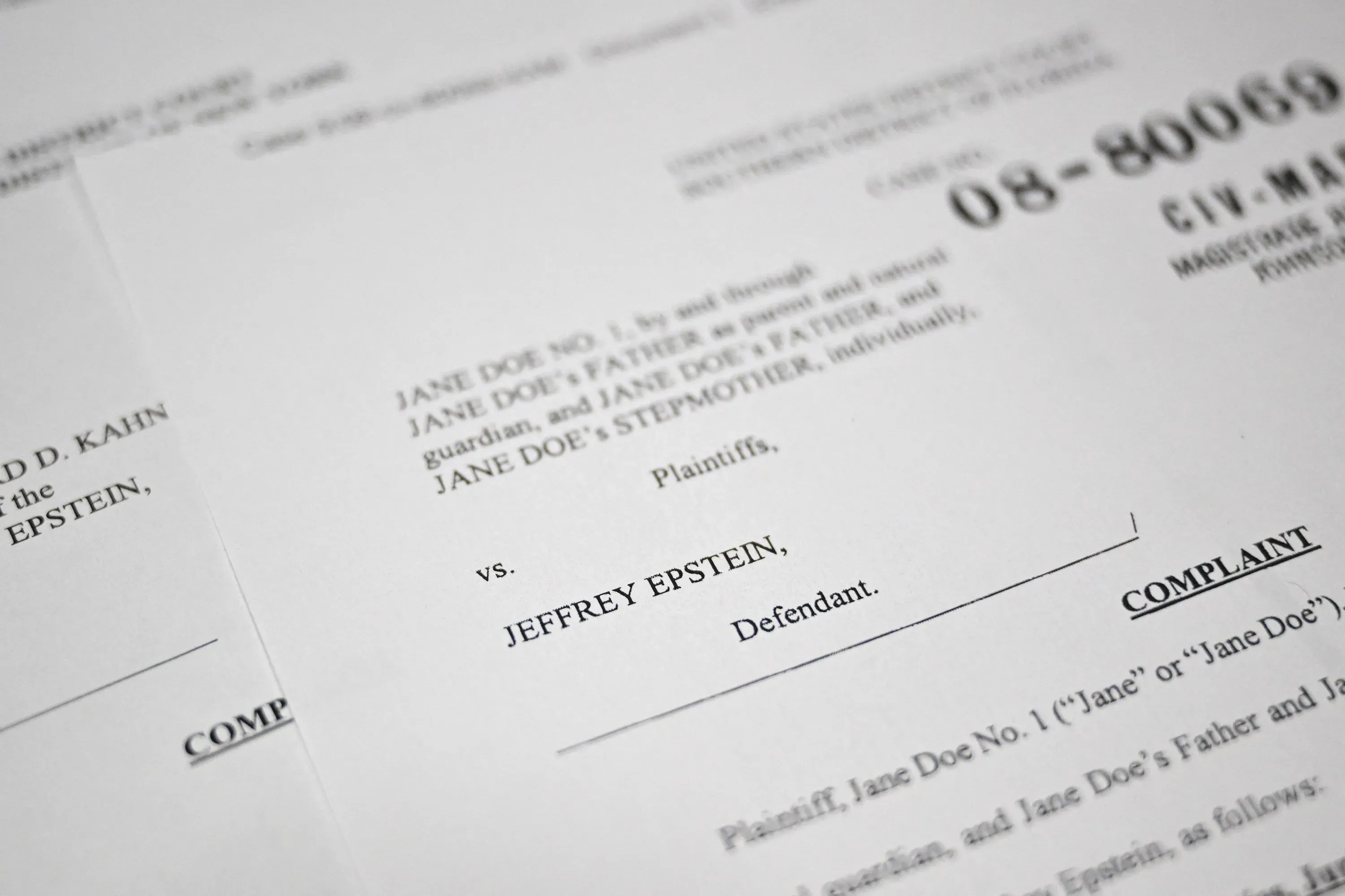 وثائق قانونية تتعلق بقضية جيفري إبشتاين، تشمل أسماء المدعين والمدعى عليه، تعكس التطورات في التحقيقات الجارية.